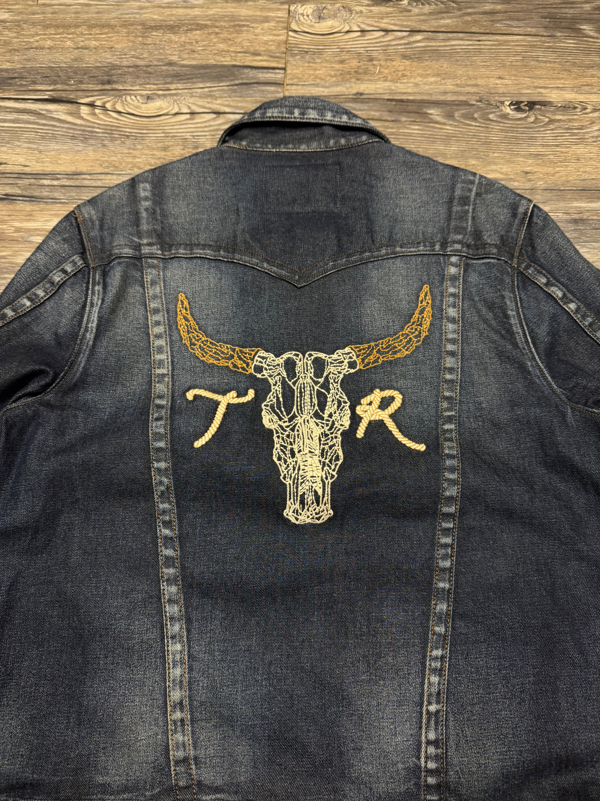 TRUE RELIGION JIMMY INDIGO EMBROIDERED DENIM TRUCKER JACKET (XL)