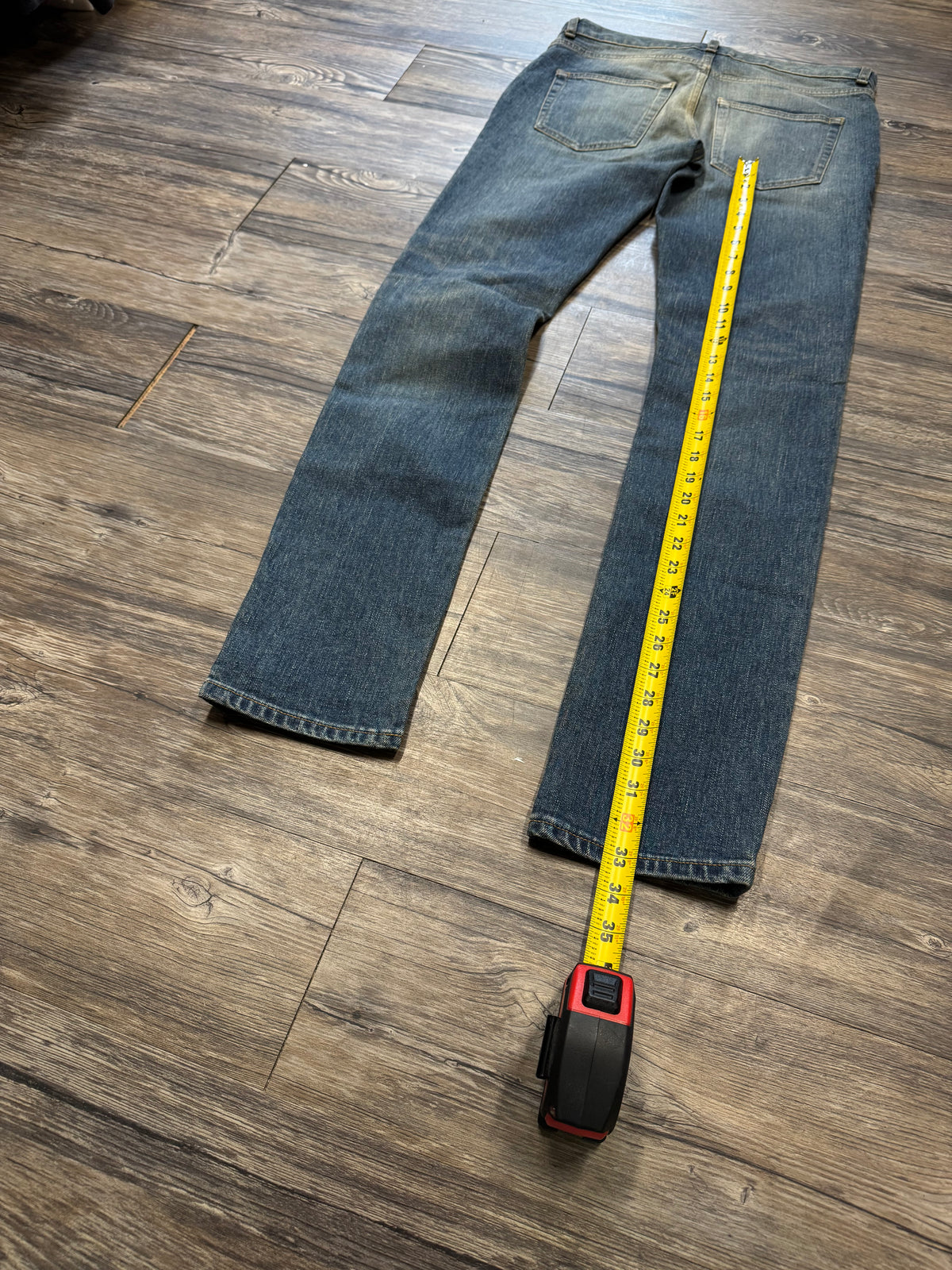 YVES SAINT LAURENT DARK WASH DENIM JEANS (32)