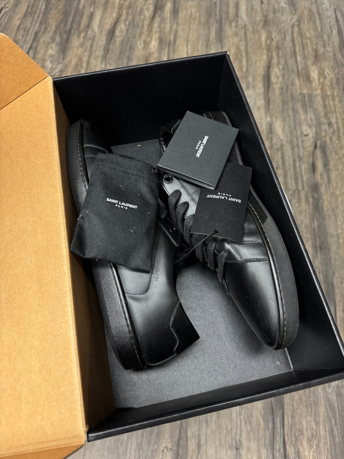SAINT LAUREN PATENT LEATHER SLO6 LO-TOP SNEAKERS (44)