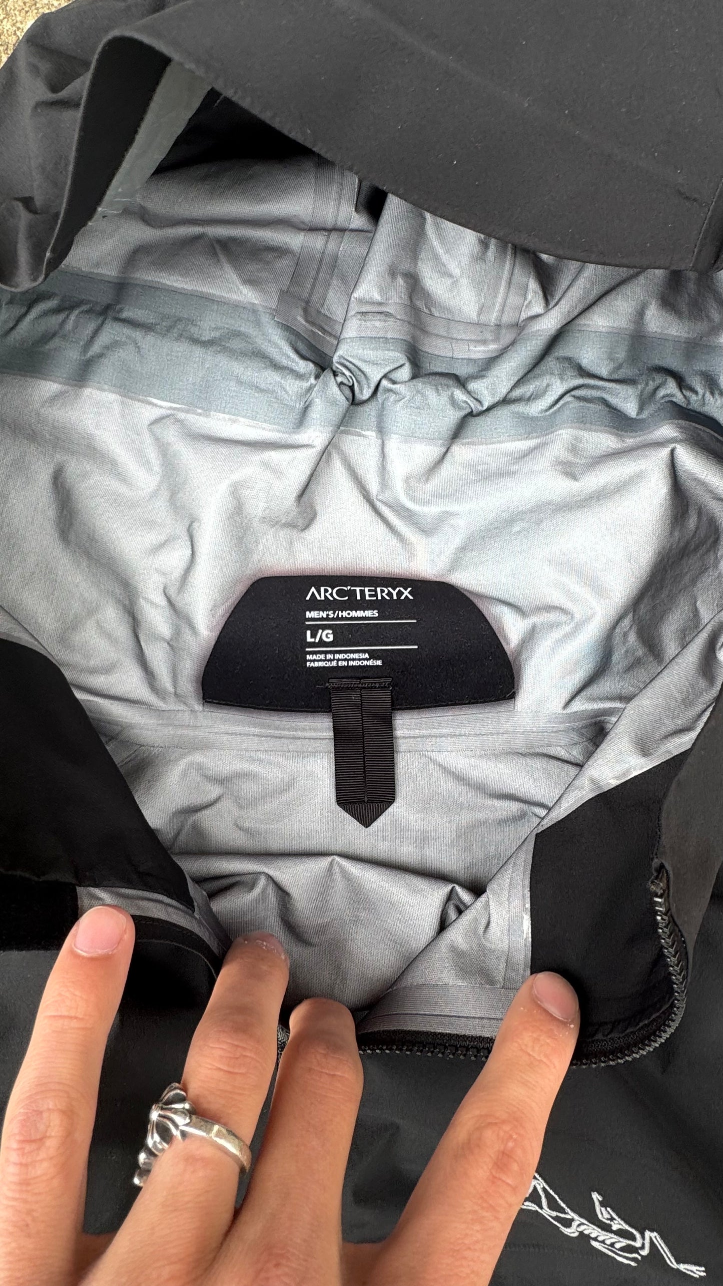ARC'TERYX BLACK SHELL JACKET (L)