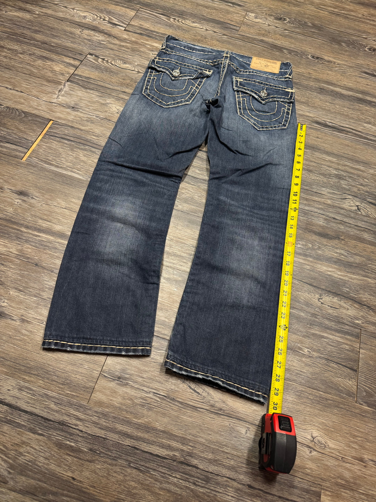 TRUE RELIGION DARK WASH 00’s CREAM STITCH JEANS (30)