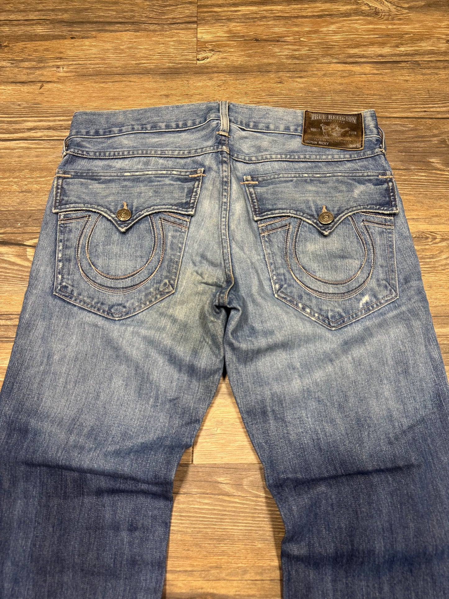 TRUE RELIGION DISTRESSED FADED BLUE DENIM JEANS (33)
