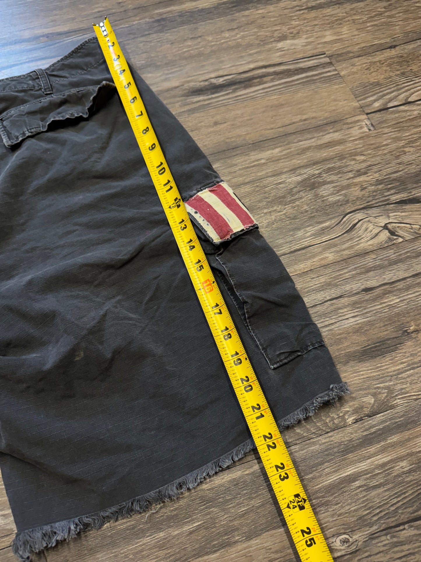 DENIM & SUPPLY RALPH LAUREN DISTRESSED FLAG ARMY CARGO SHORTS (33)