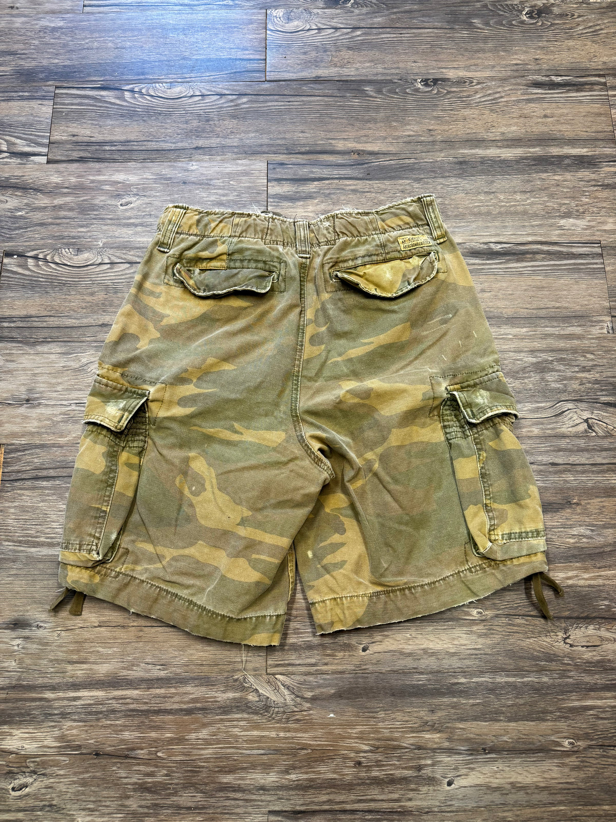ABERCROMBIE & FITCH 7 POCKET CAMO CARGO SHORTS (32)