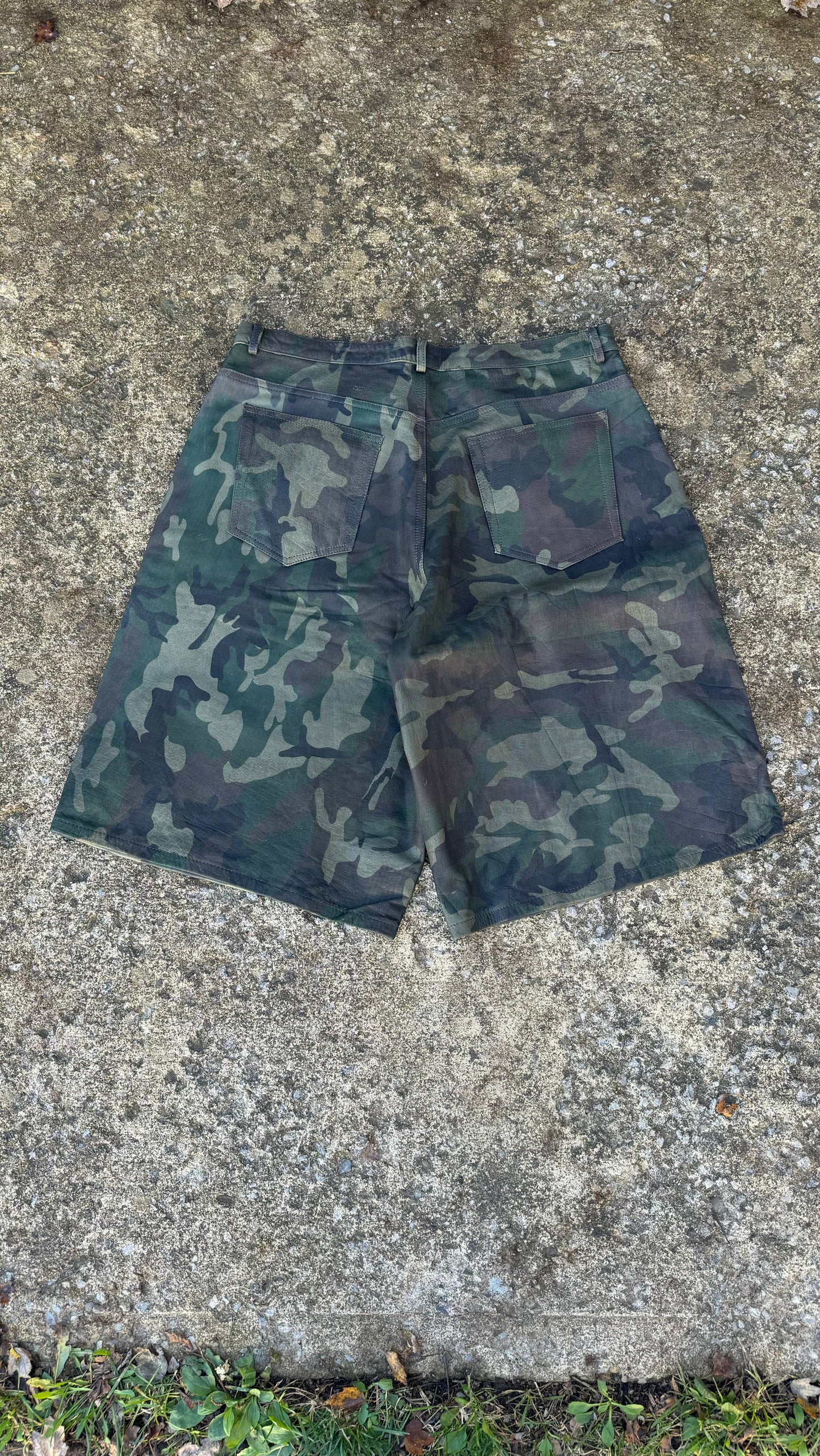 HMDD RASPBERRY HILLS CAMO LEATHER SHORTS (XL)