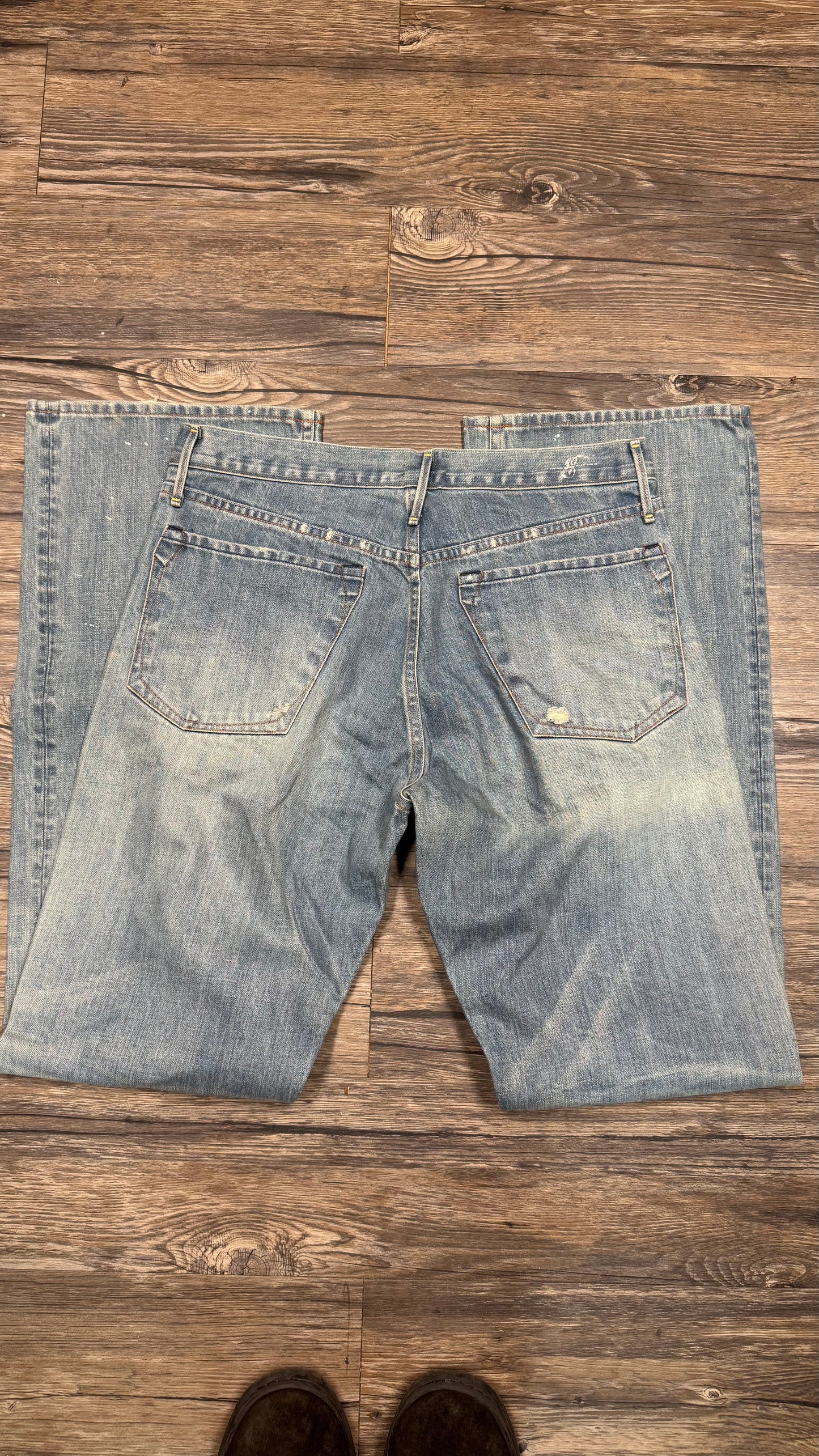 LIGHTWASH DISTRESSED JEANS (32)