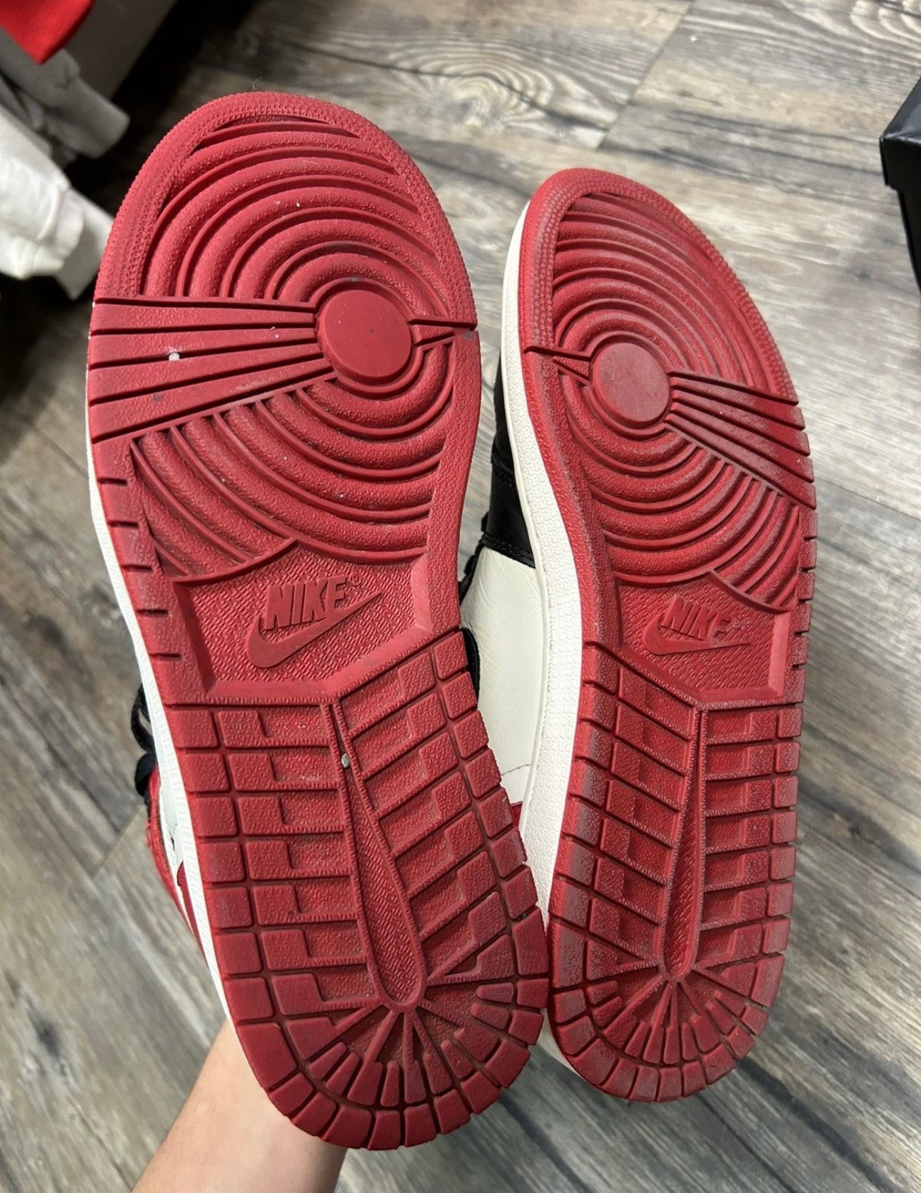 AIR JORDAN 1 RETRO HIGH OG SNEAKERS (M 10.5)