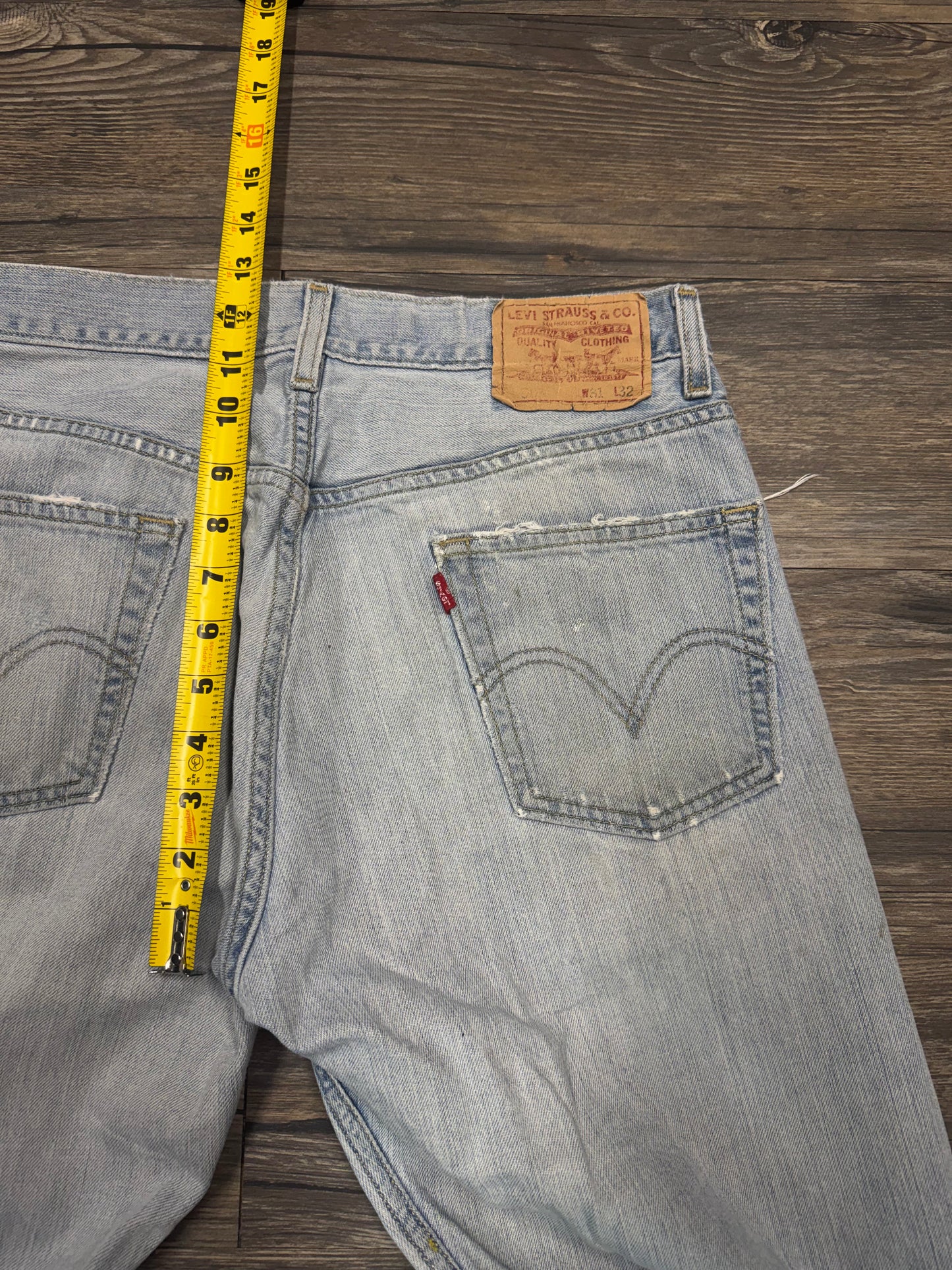 DISTRESSED LEVI'S 505 LIGHTWASH DENIM (31)