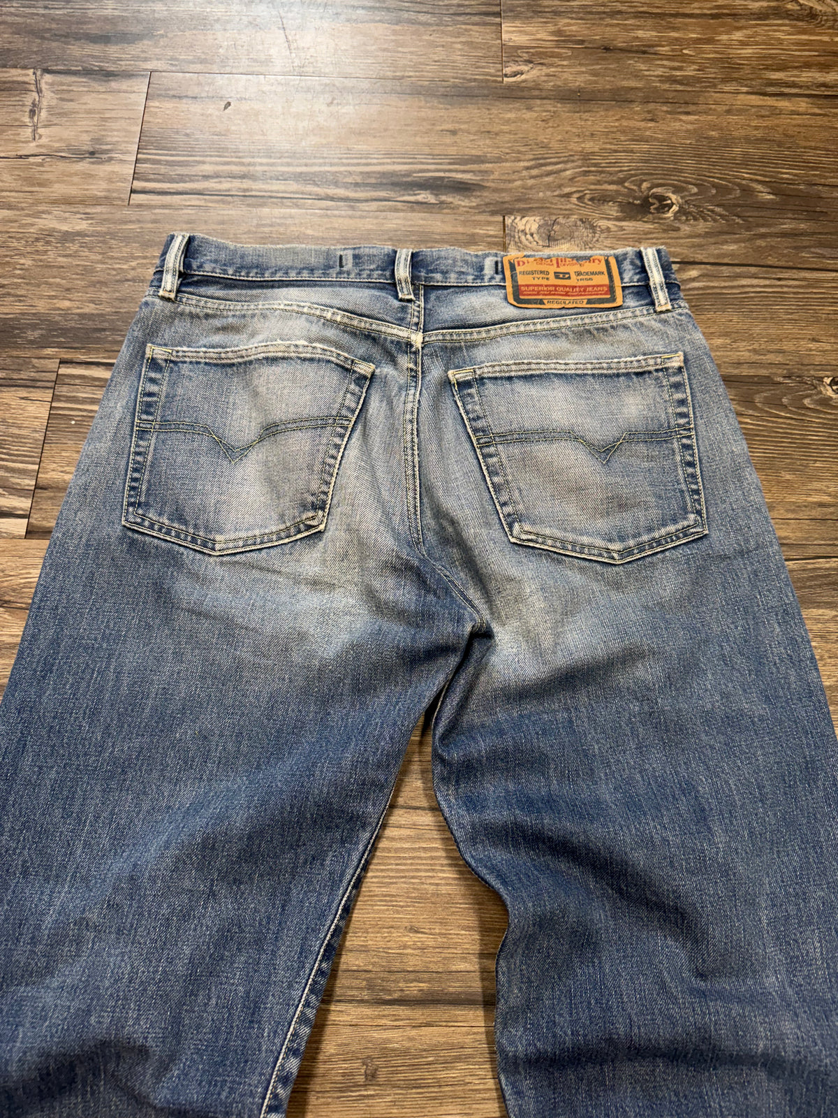 DIESEL VINTAGE INDUSTRY FADED BOOTLEG JEANS (32)