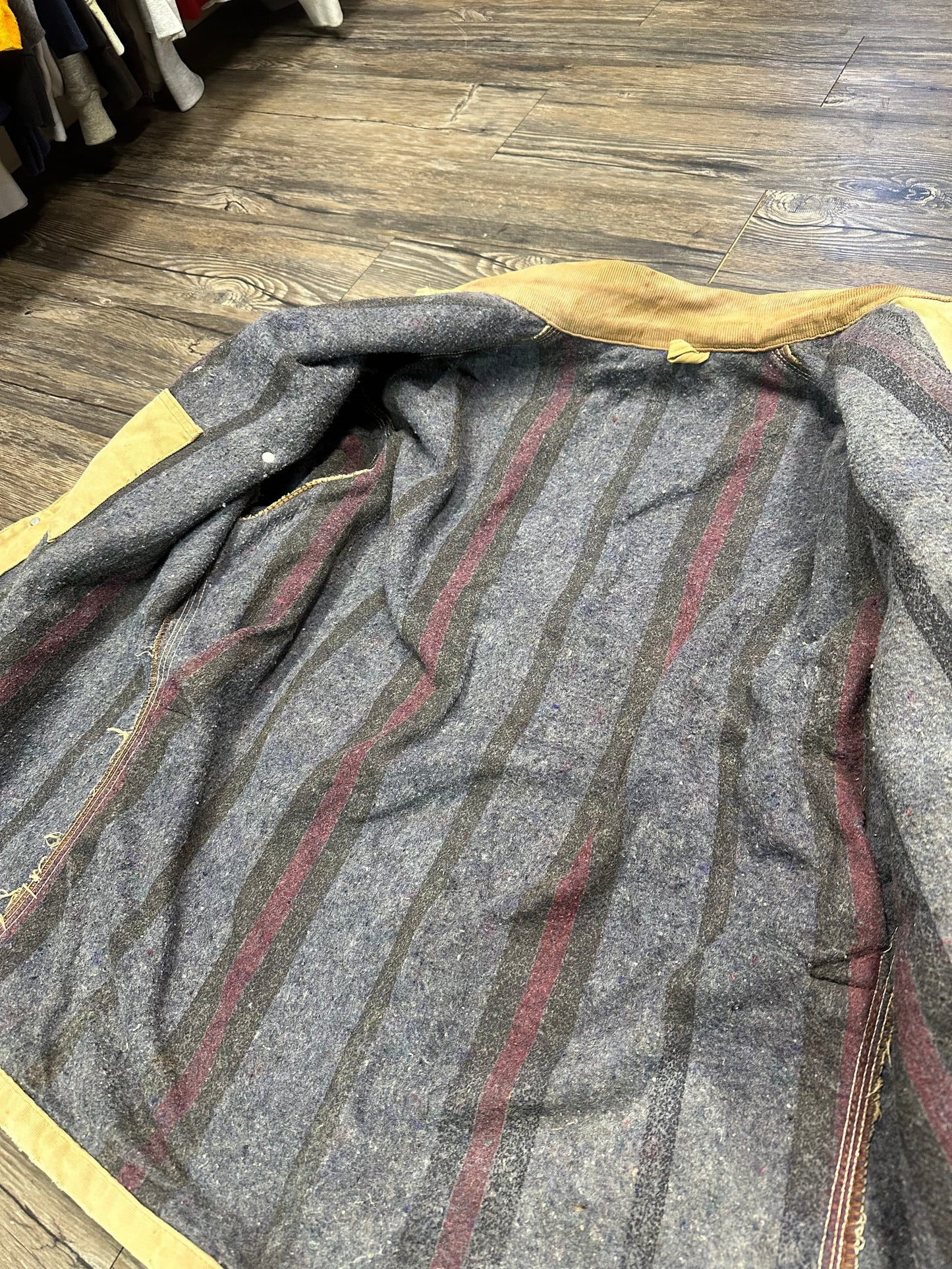 90’s CARHARTT TATTERED WORKWEAR JACKET (MEDIUM)