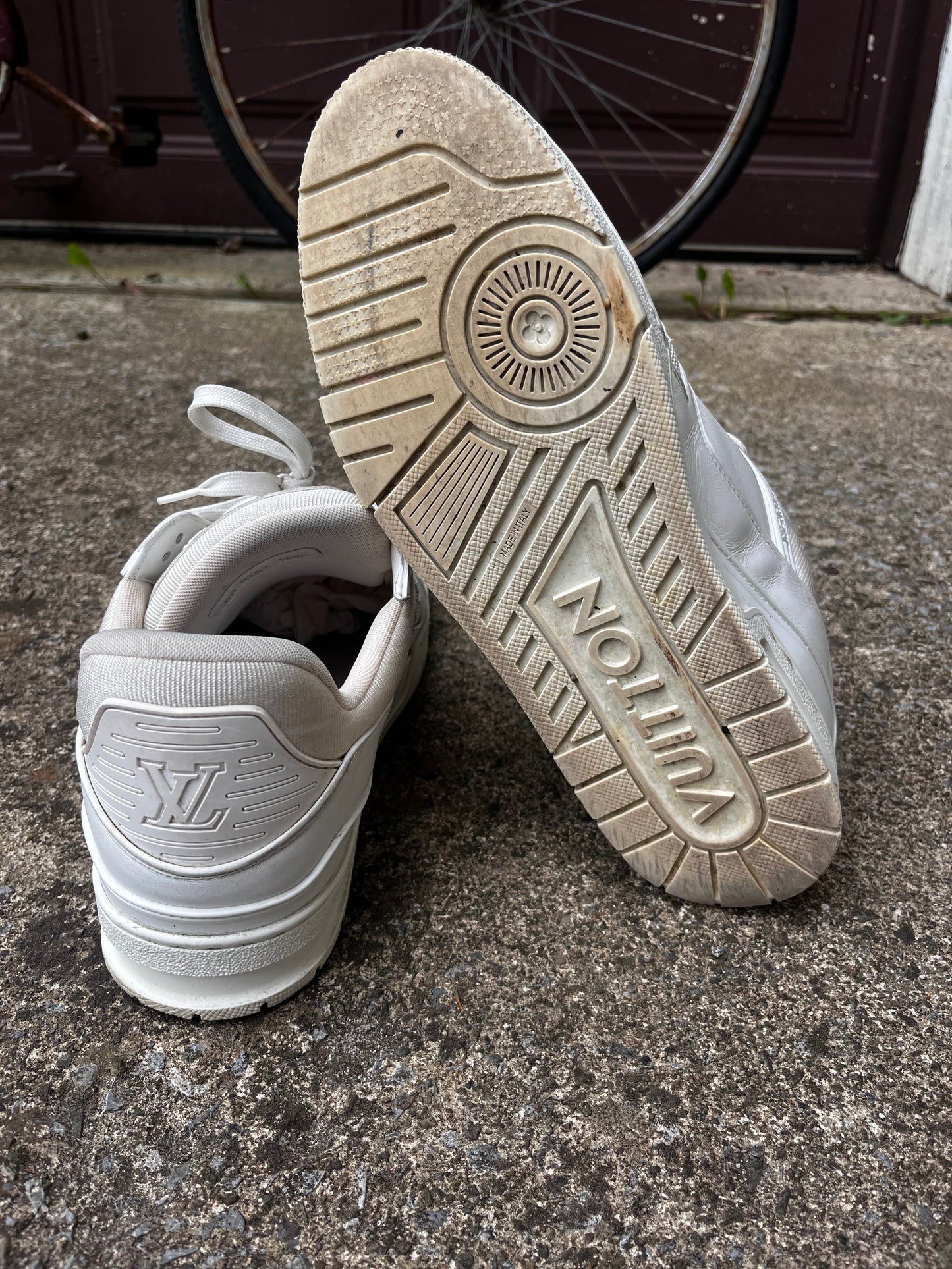 LOUIS VUITTON WHITE TRAINERS (10.5)