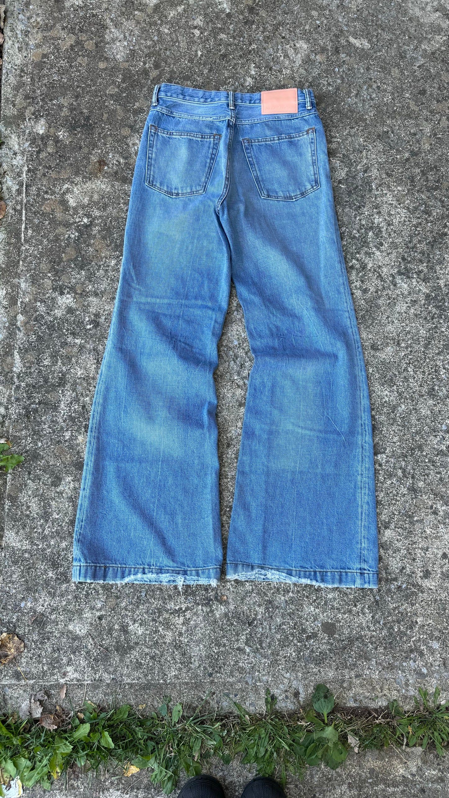 ACNE STUDIOS LIGHTWASH FLARE JEANS (29)