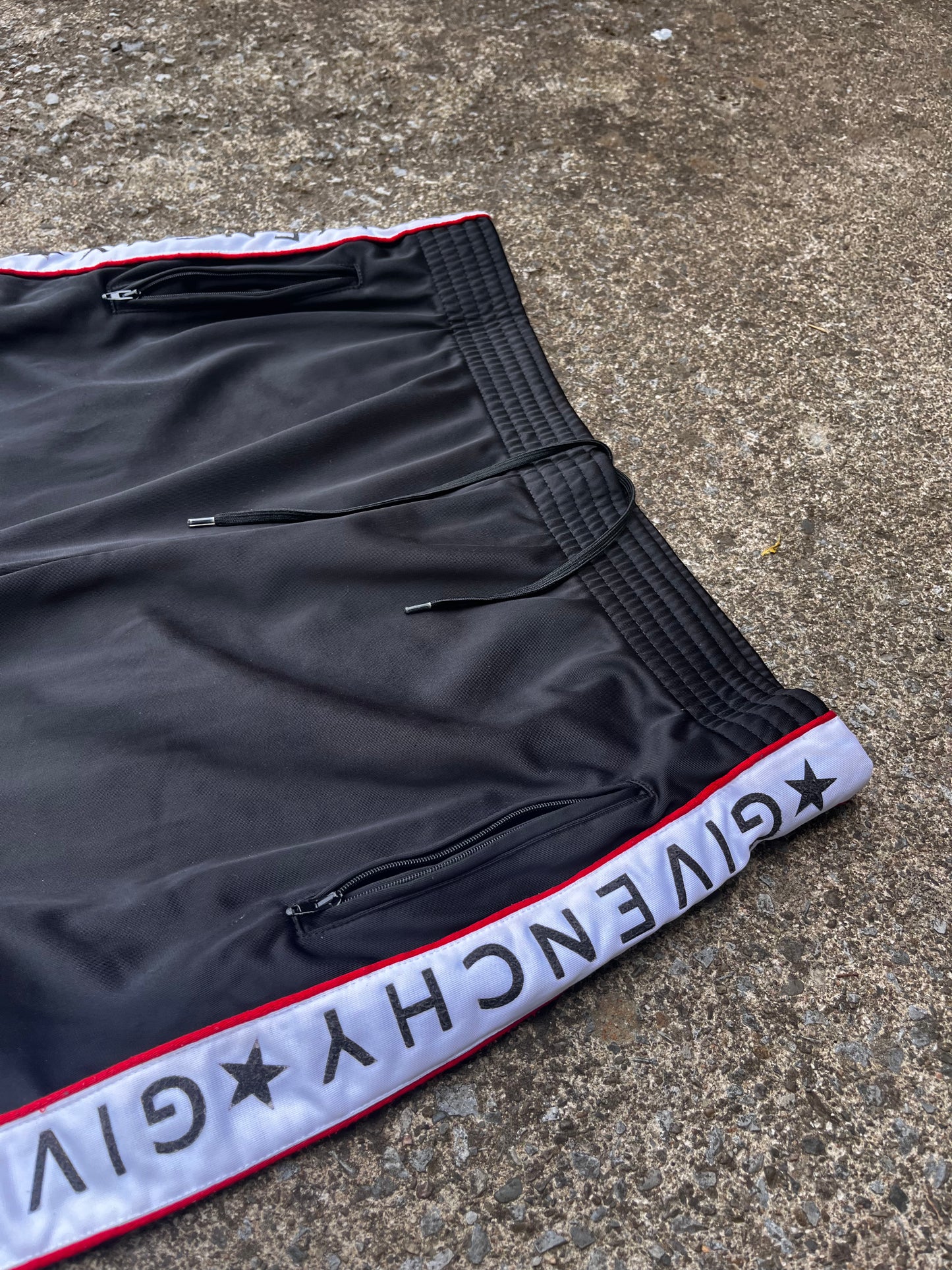 GIVENCHY TRACKSUIT SHORTS (32)