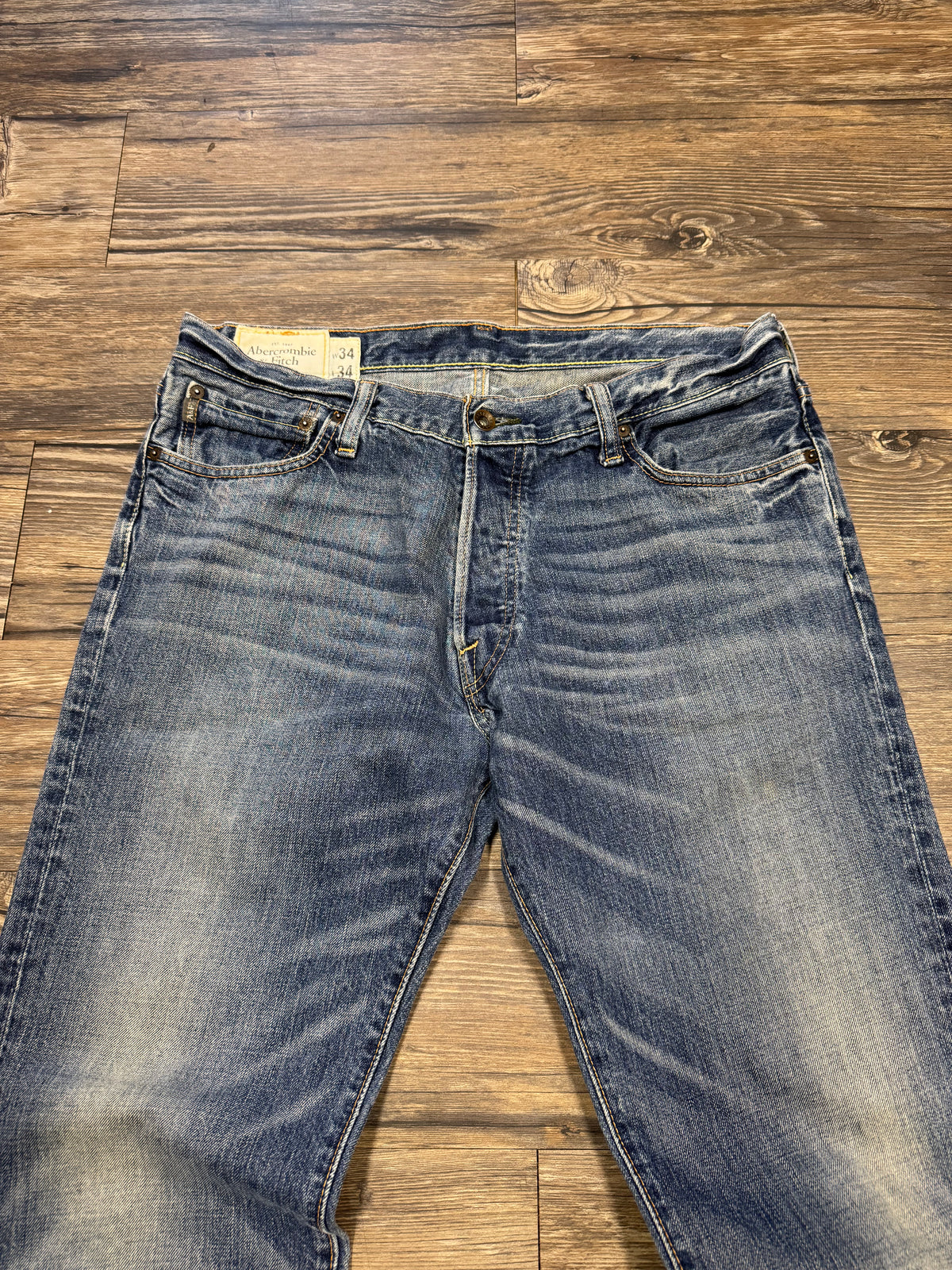 ABERCROMBIE & FITCH LIGHT WASH BOOTCUT BLUE DENIM JEANS (34)