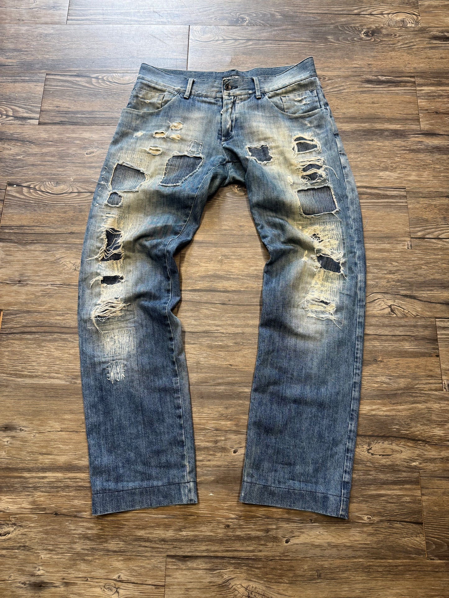 2000’s DOLCE & GABBANA DISTRESSED & REPAIRED LIGHTWASH JEANS (32)