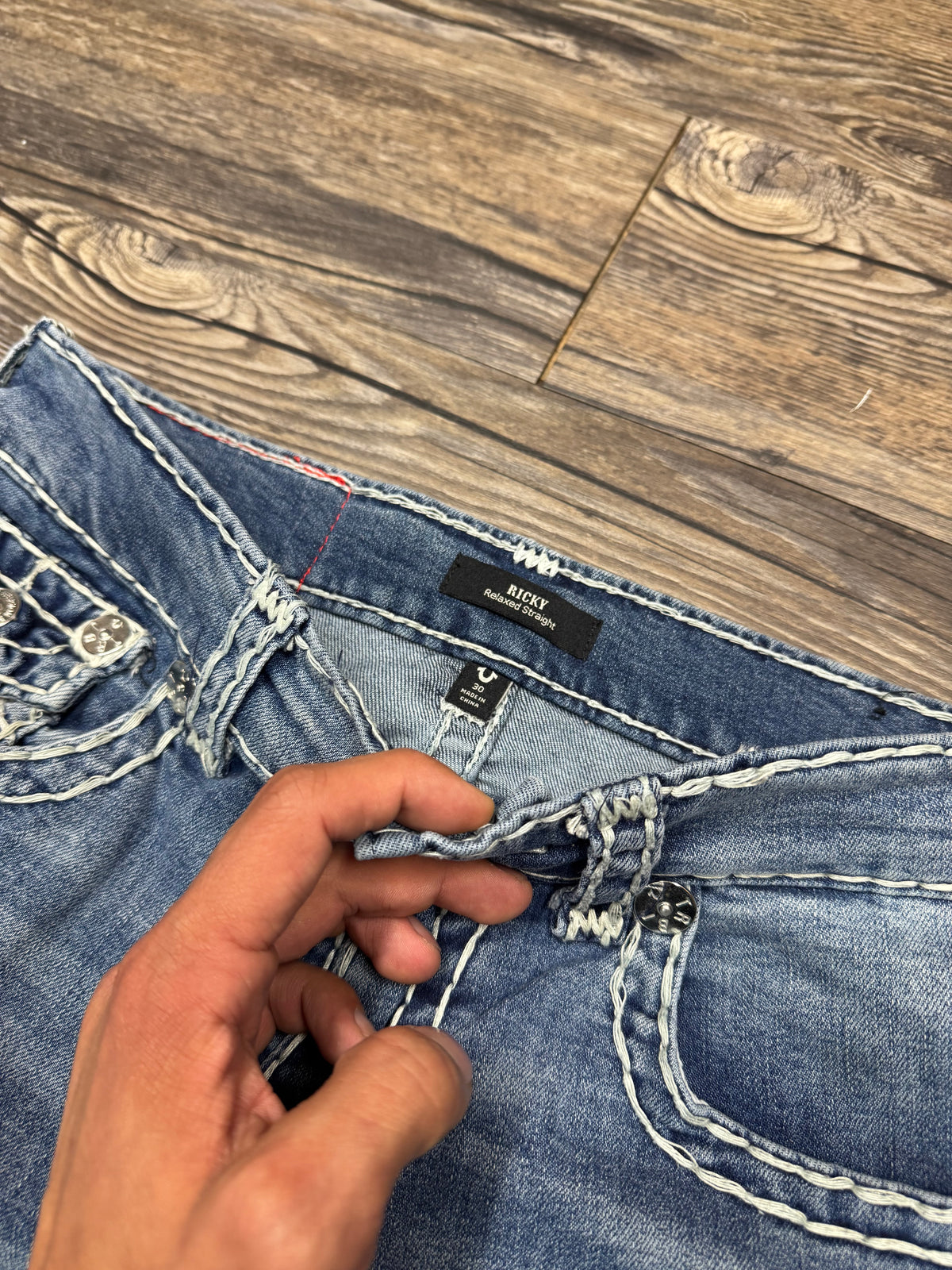 TRUE RELIGION LIGHTWASH RICKY RELAXED STRAIGHT WHITE STITCH JEANS (30)