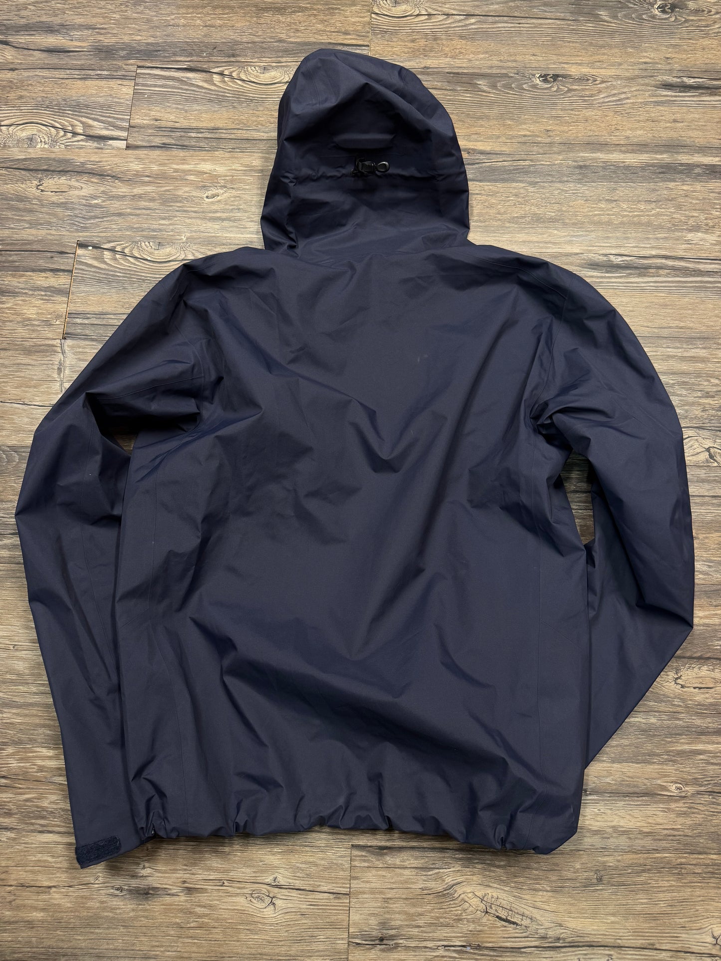 ARCTERYX NAVY BLUE RAIN JACKET (L)