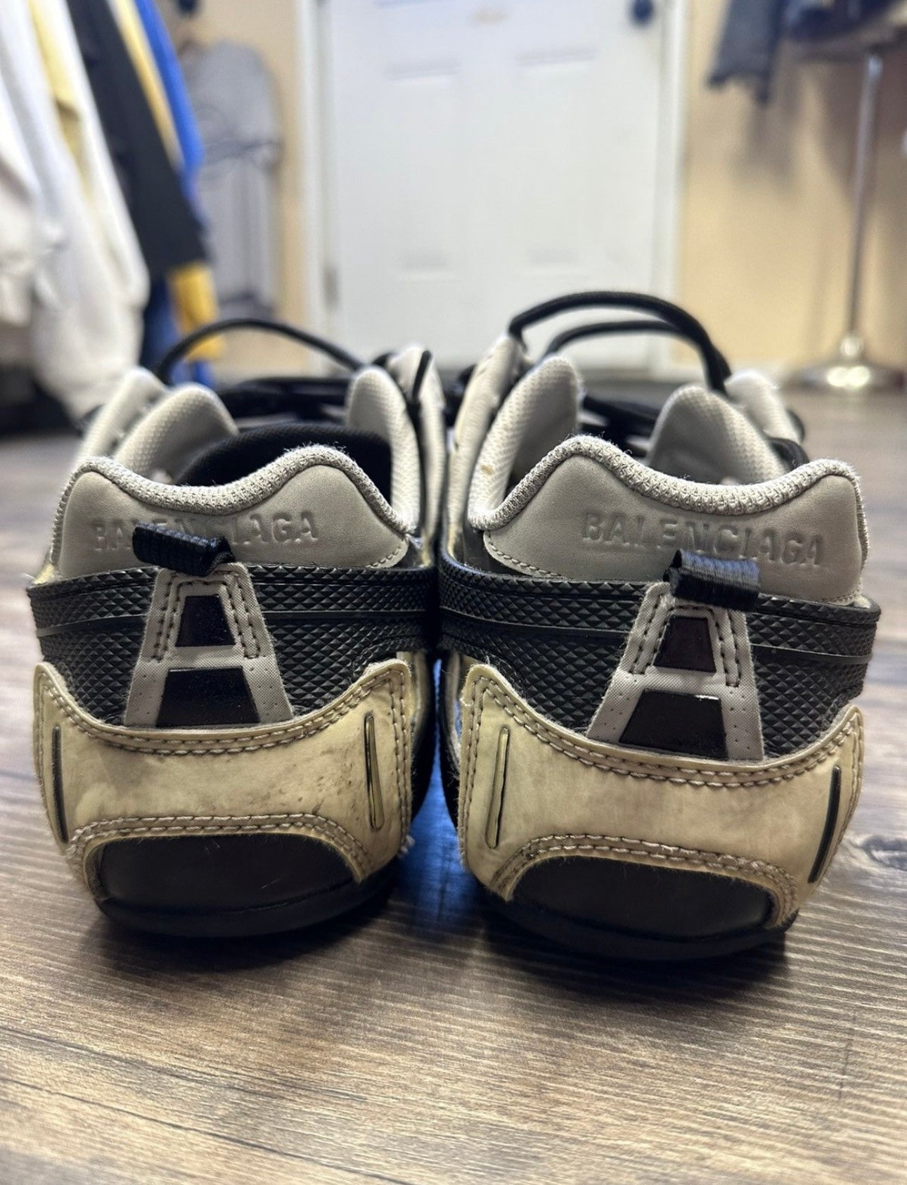 BALENCIAGA LOW TOP SNEAKERS (M 9)