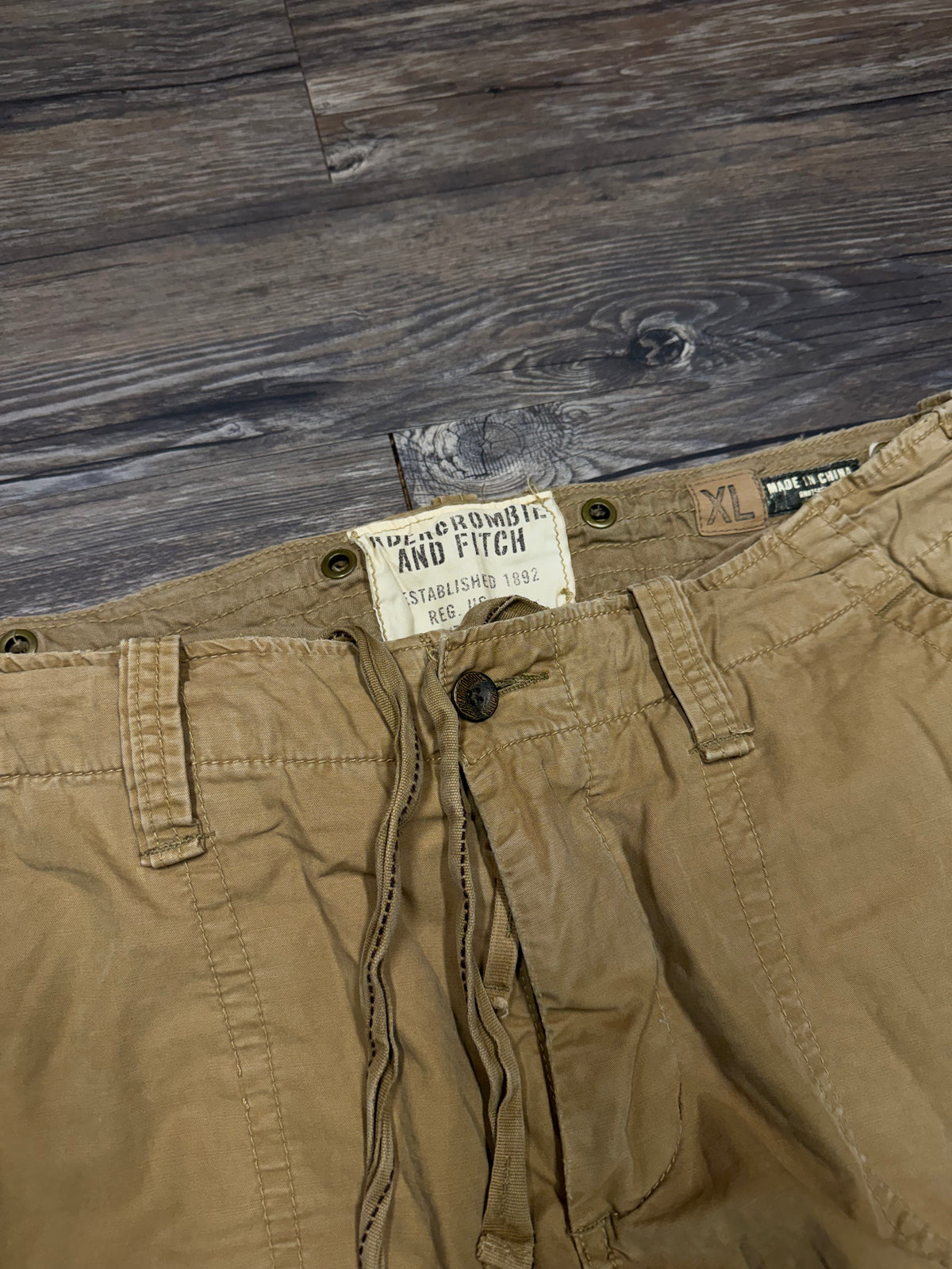 ABERCROMBIE & FITCH TAN Y2K PARATROOPER CARGO PANTS (XL)