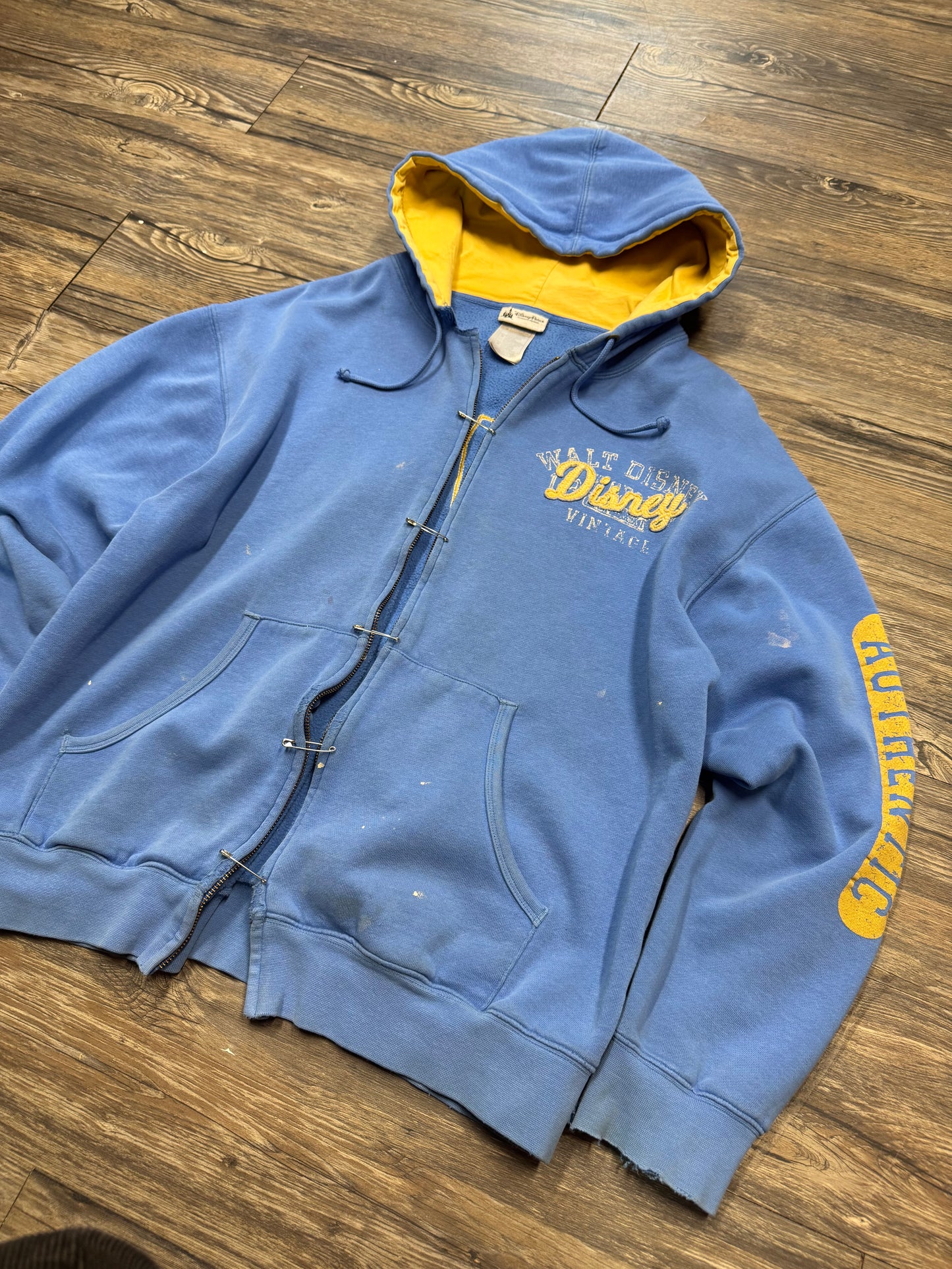 WALT DISNEY DISTRESSED & FADED PIN CLOSURE HOODIE (M)