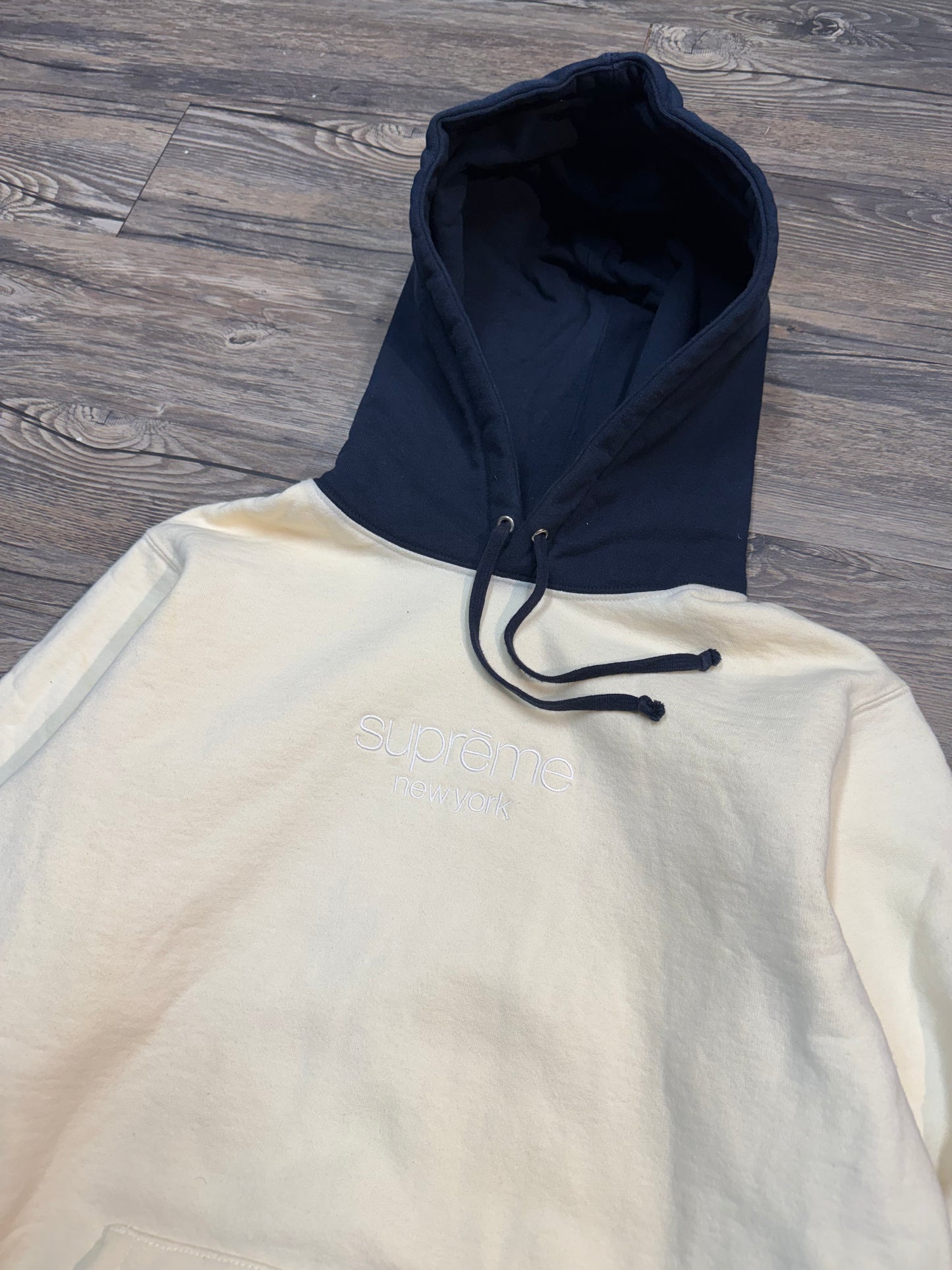 SUPREME NEW YORK HOODIE (MEDIUM)