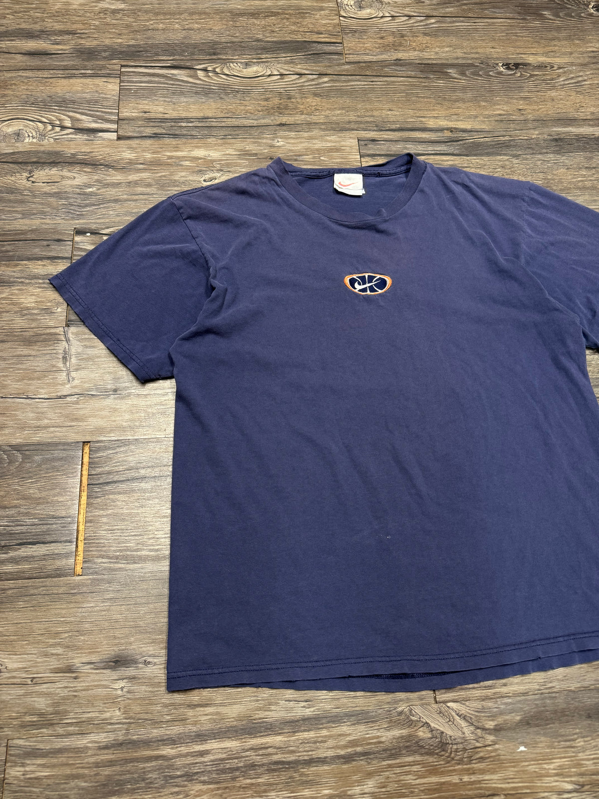 NIKE VINTAGE 90’s CENTER SWOOSH BASKETBALL LOGO T-SHIRT (M)