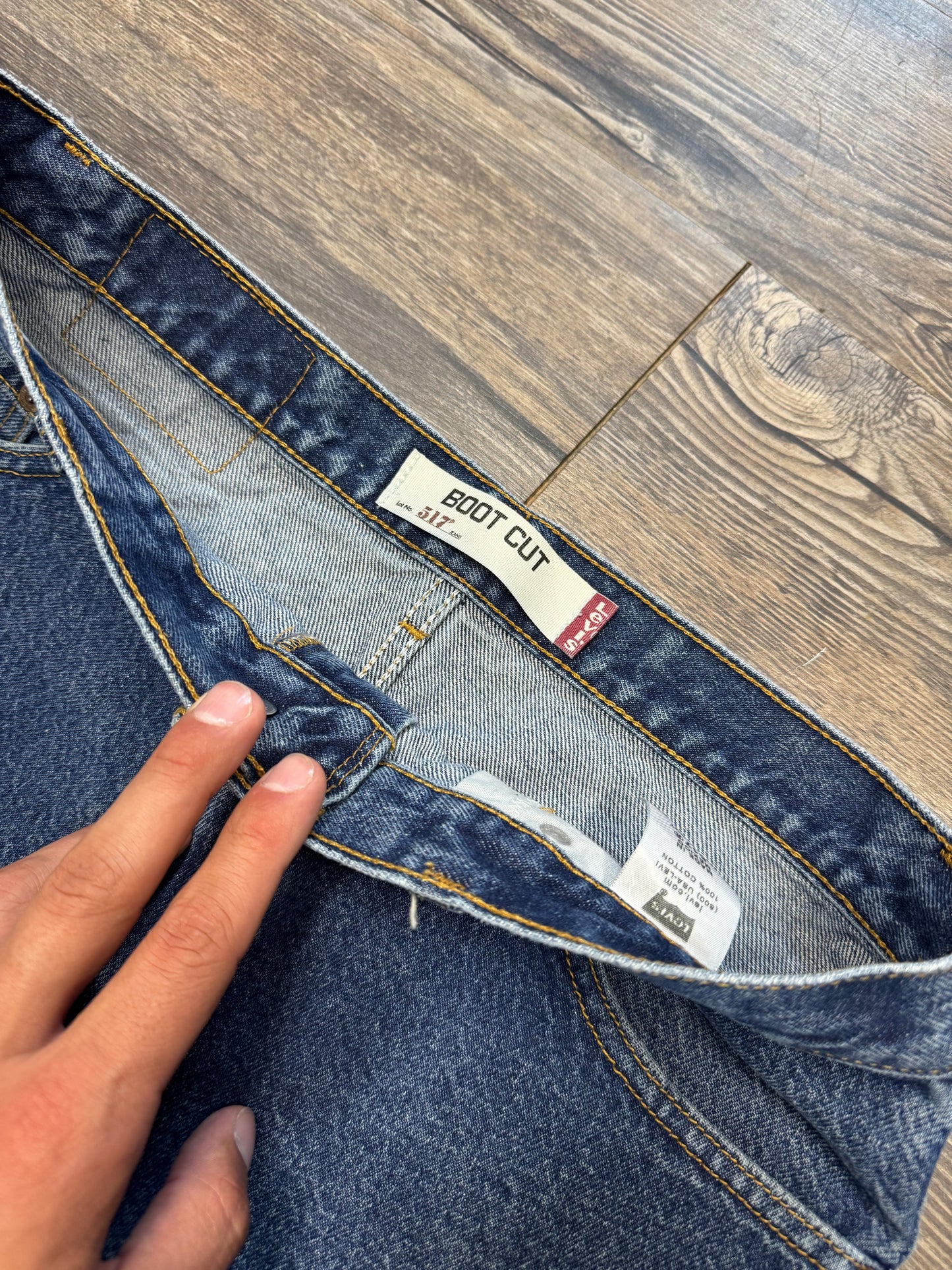 LEVI 517 BOOTCUT JEANS WITH DARK WASH (33x34)