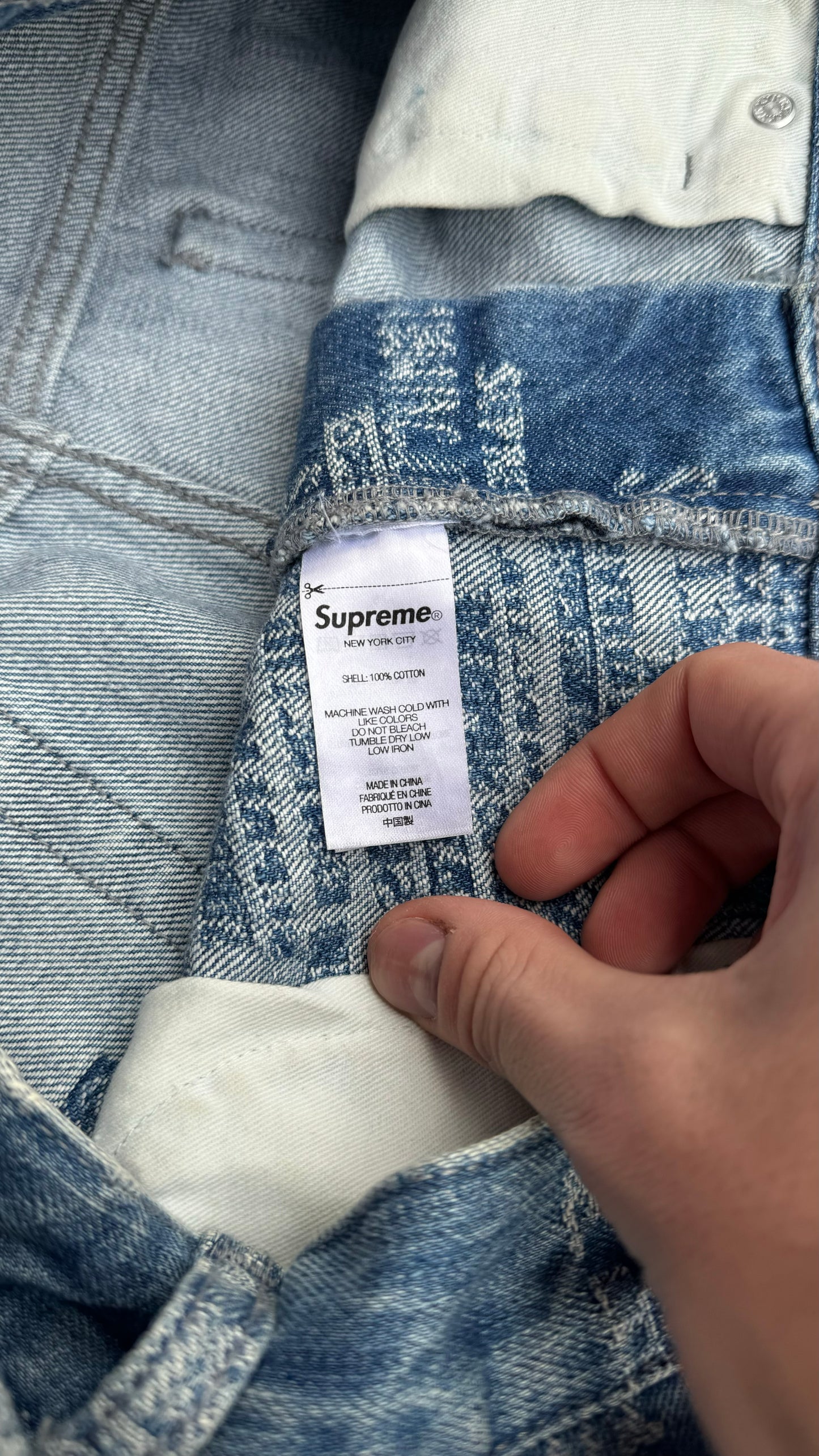 SUPREME DISTRESSED TEXT BAGGY JEANS (30)