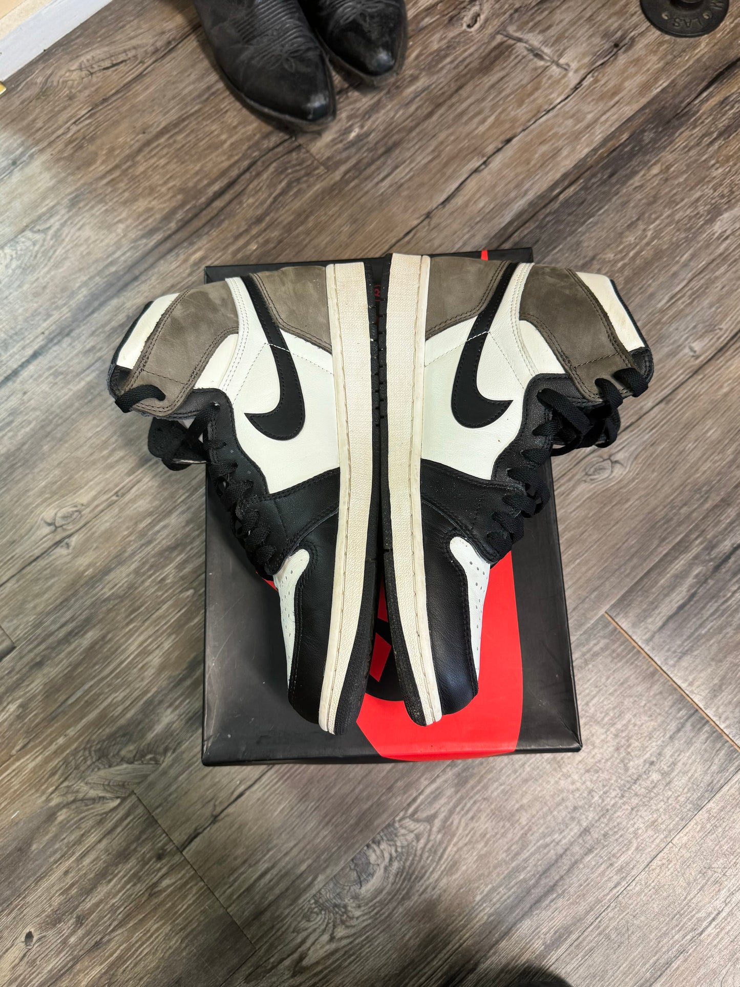 JORDAN 1 MOCHA (10.5)