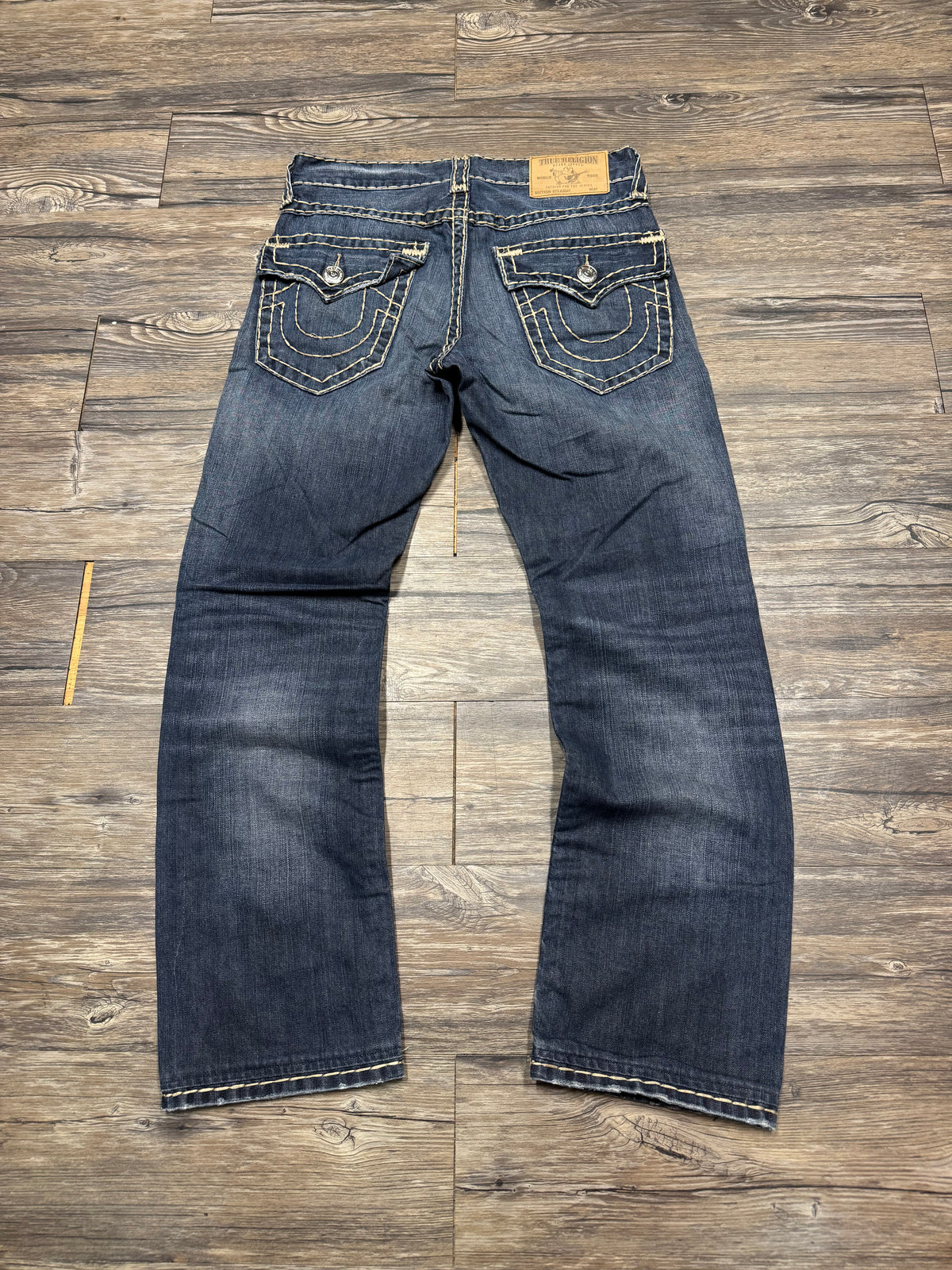 TRUE RELIGION DARK WASH 00’s CREAM STITCH JEANS (30)