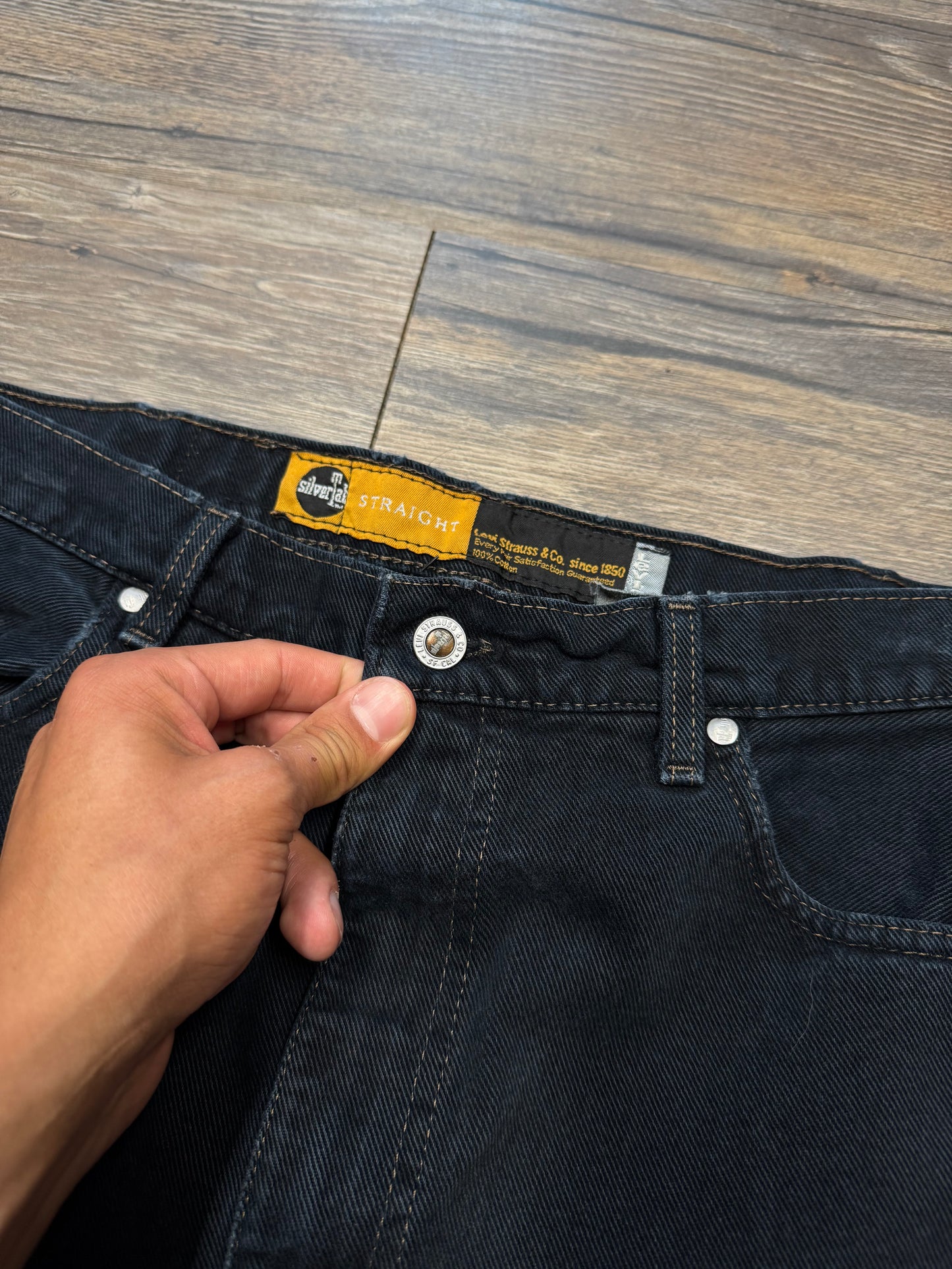 LEVI JET BLACK SILVER TAB VINTAGE DISTRESSED JORTS (33)