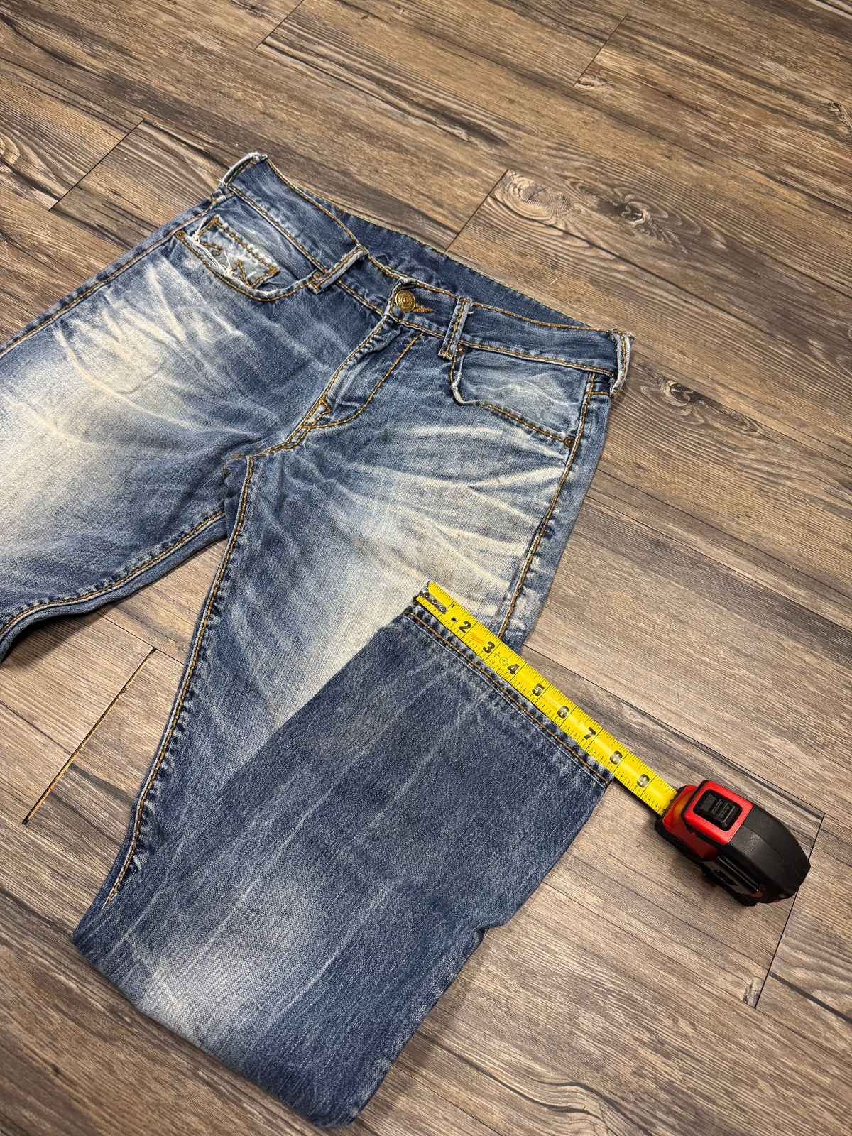 TRUE RELIGION RICKY RELAXED FIT DISTRESSED LIGHTWASH JEANS (31)