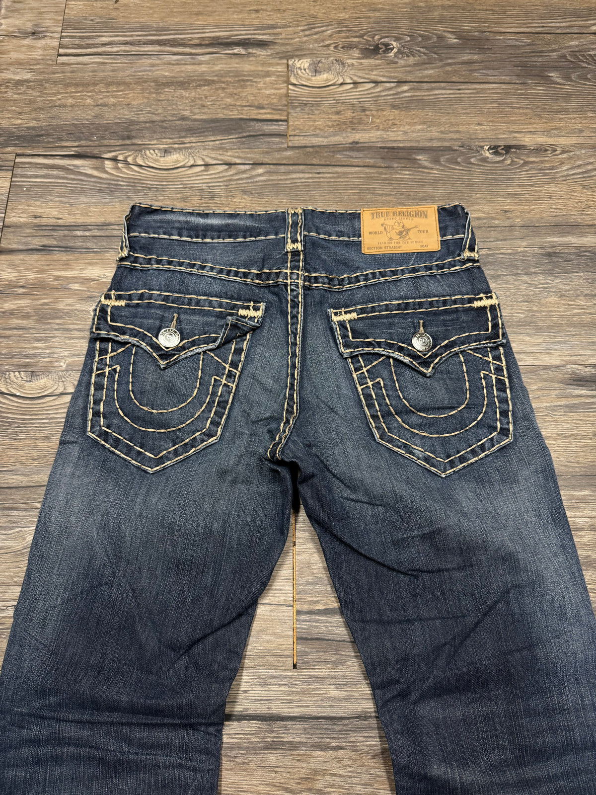 TRUE RELIGION DARK WASH 00’s CREAM STITCH JEANS (30)