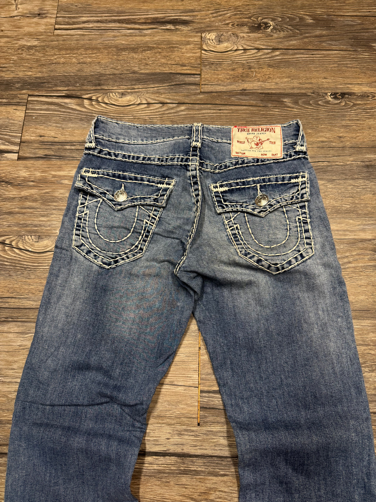 TRUE RELIGION LIGHTWASH RICKY RELAXED STRAIGHT WHITE STITCH JEANS (30)