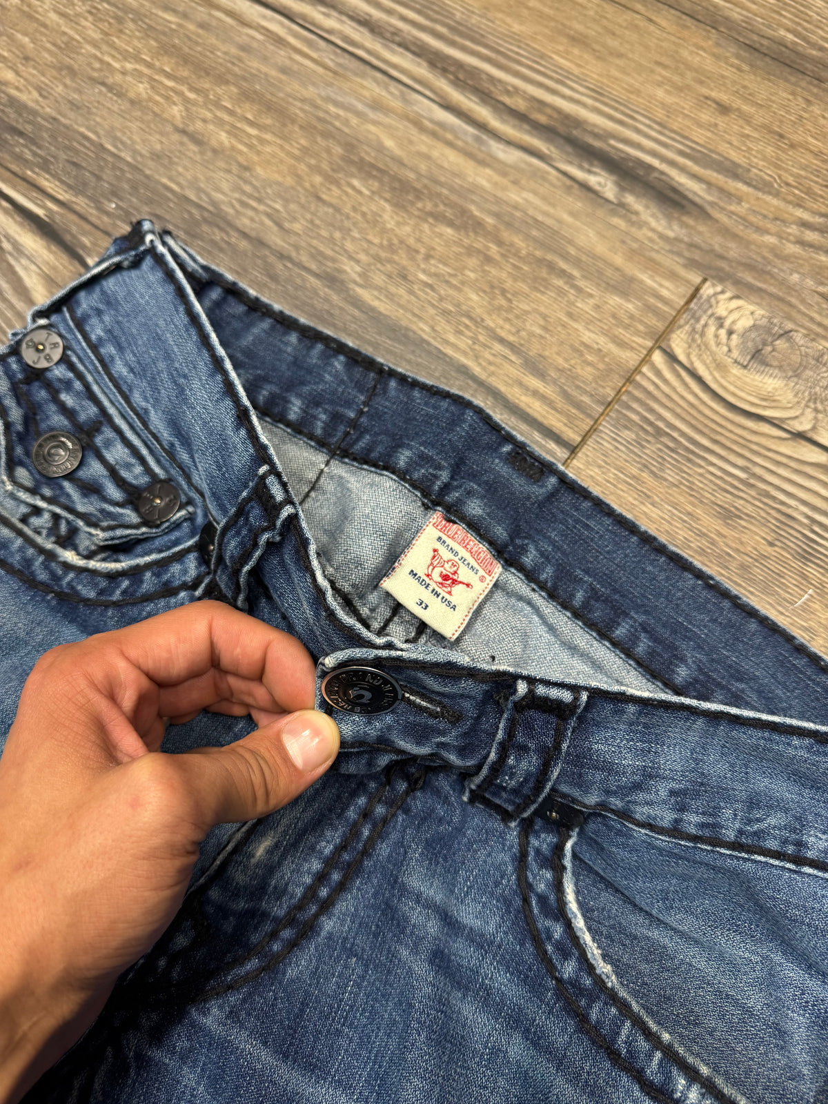 TRUE RELIGION 00’s BOOTCUT FADED & DISTRESSED BLACK STITCH JEANS (33)