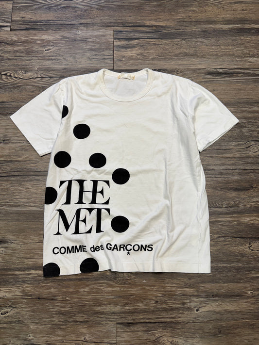 COMME DES GARCON "THE MET" TEE (L)