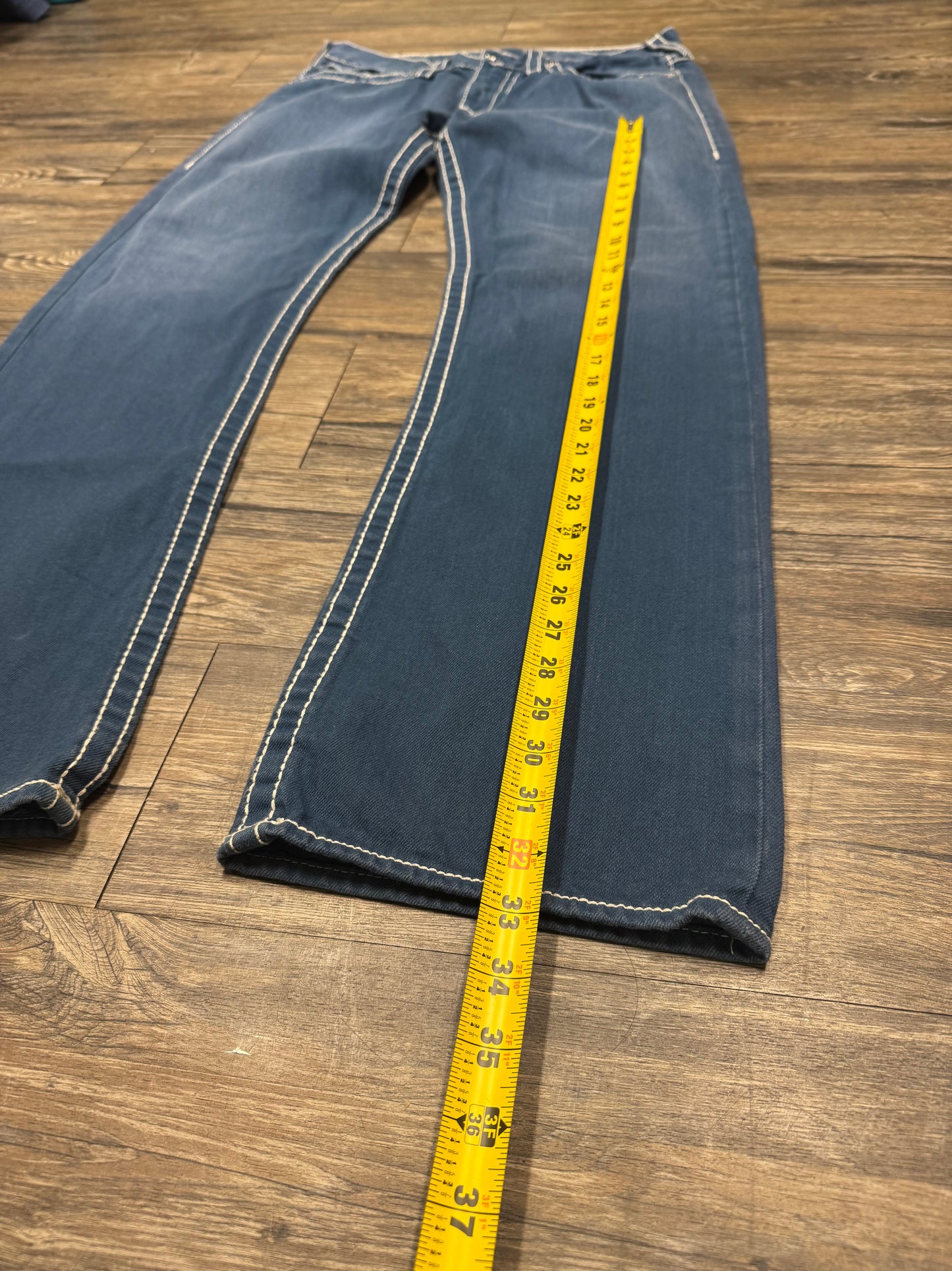 TRUE RELIGION BLUE BOOTCUT FLAP POCKET JEANS (34)