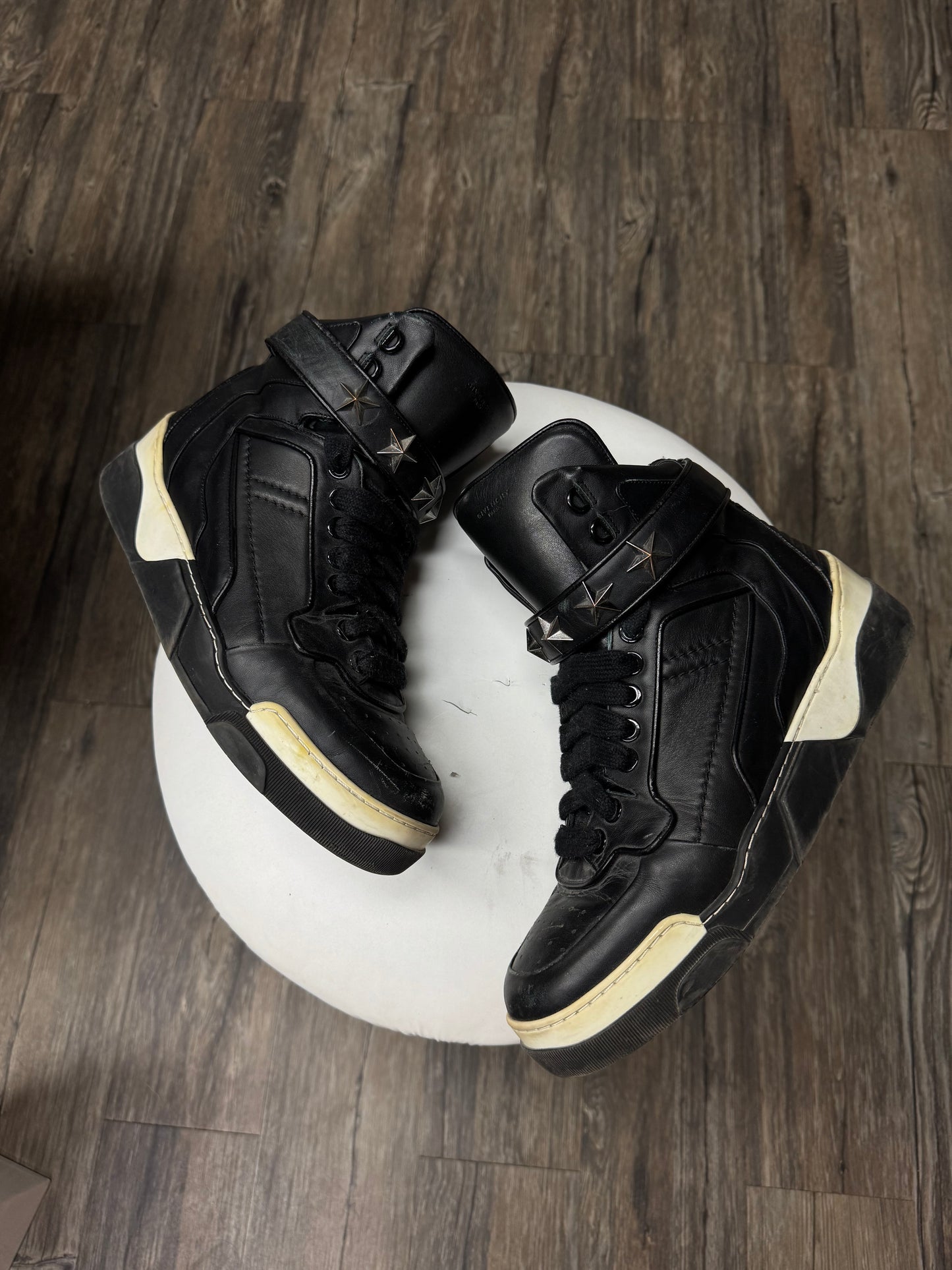 GIVENCHY TYSON LEATHER HI-TOP STUDDED SNEAKERS (42)