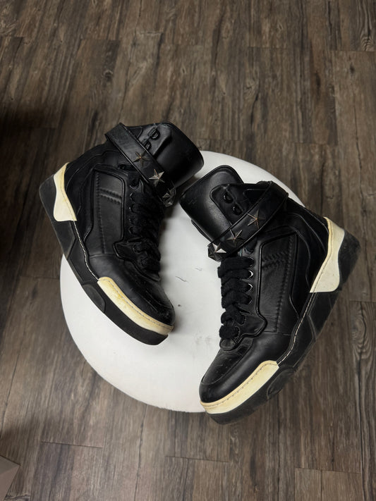 GIVENCHY TYSON LEATHER HI-TOP STUDDED SNEAKERS (42)