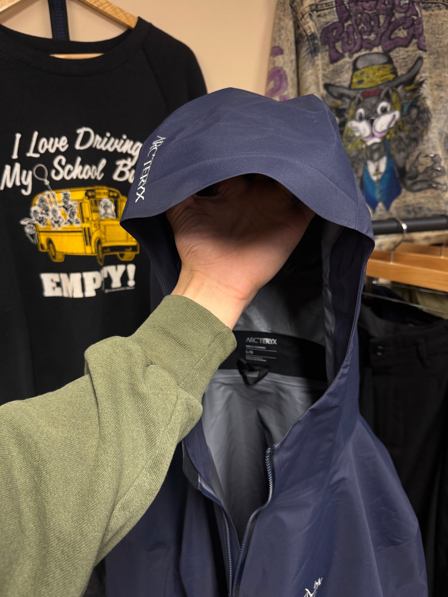 ARCTERYX NAVY BLUE RAIN JACKET (L)