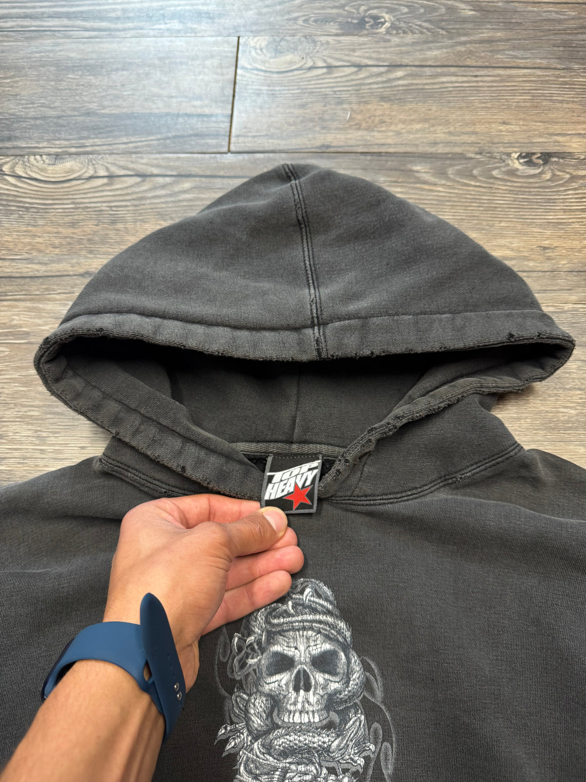 TOP HEAVY FADED & DISTRESSED SKULLY HOODIE (L)