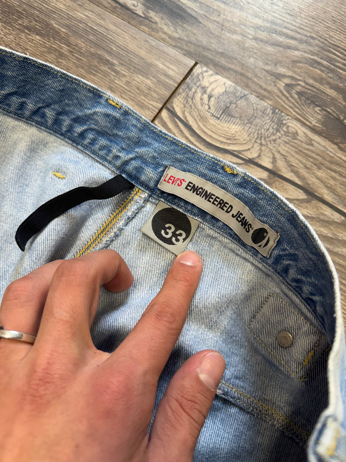 LEVIS ENGINEERED WHITE WASH 5 POCKET BOOTCUT JEANS (33)