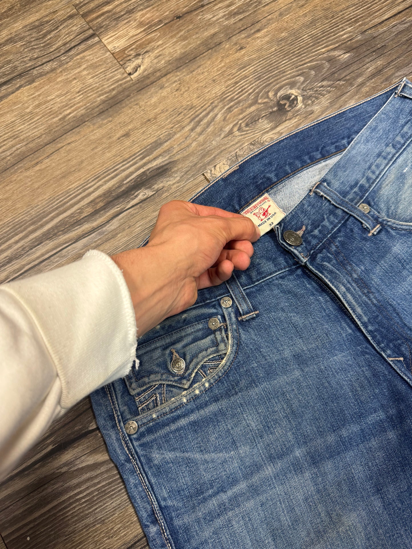 TRUE RELIGION DISTRESSED FADED BLUE DENIM JEANS (33)