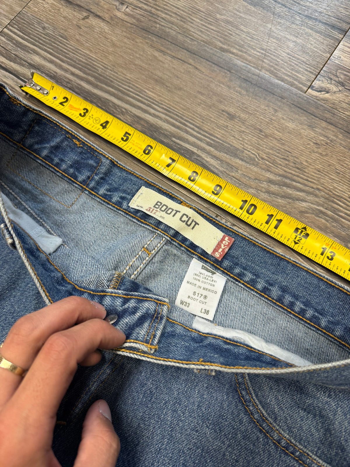 LEVI 517 BOOT-CUT BLUE JEANS (33)