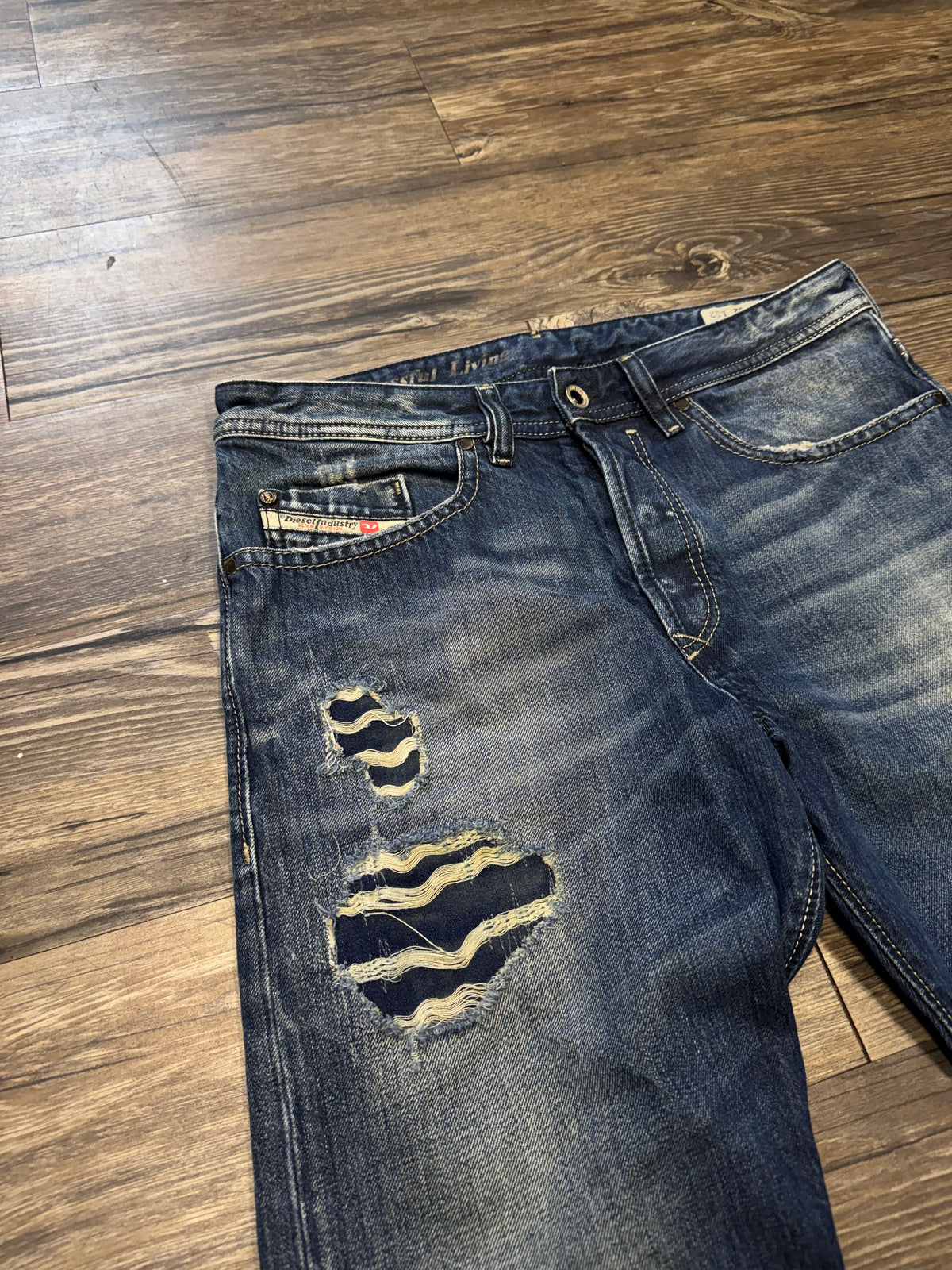 DIESEL PATCHWORK REPAIRED DARK WASH DISTRESSED JEANS (32)