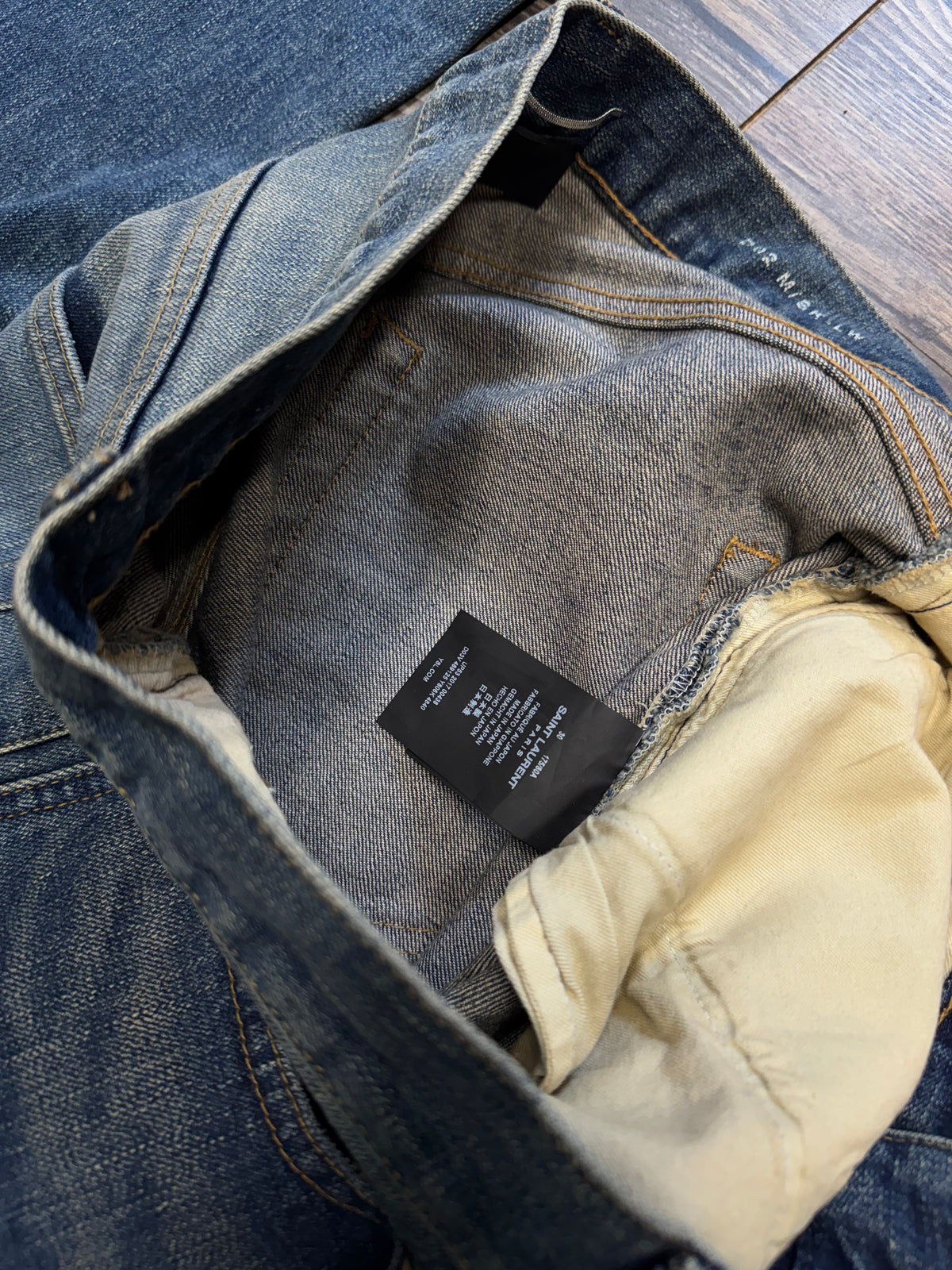 YVES SAINT LAURENT DARK WASH DENIM JEANS (32)