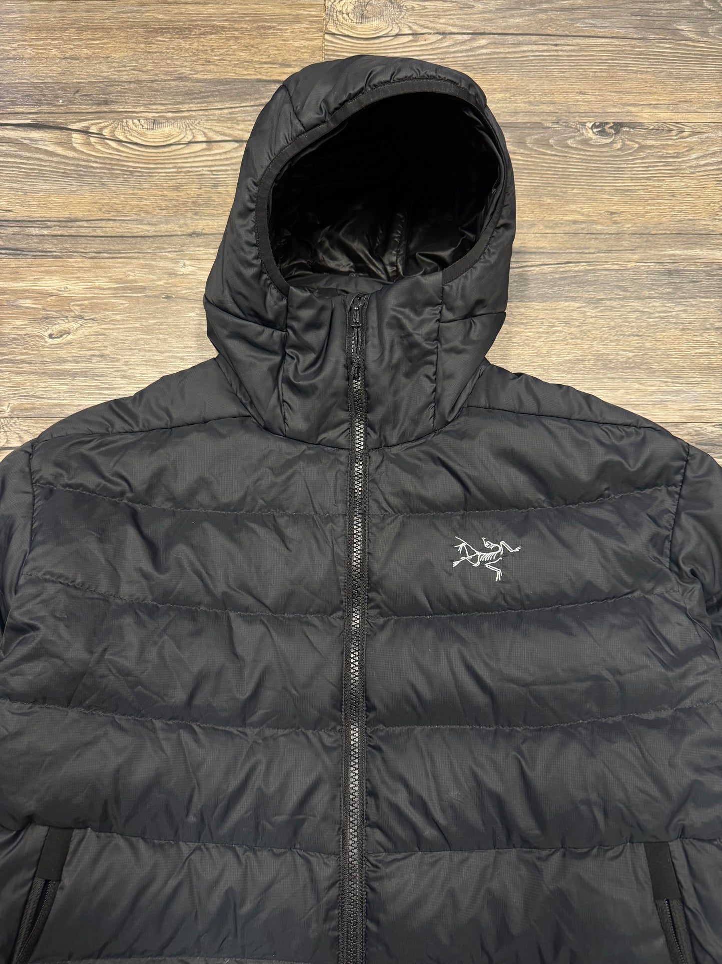 ARCTERYX HOODED PUFFER JACKET (M)