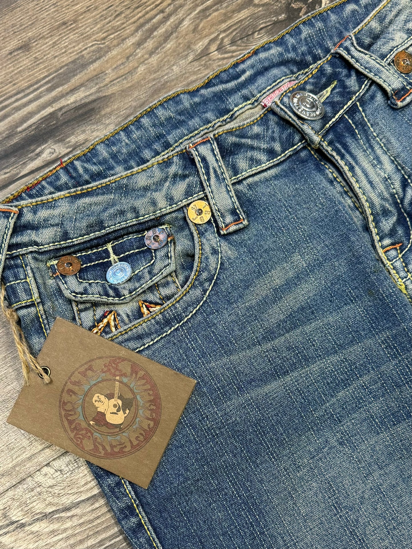 TRUE RELIGION EMBROIDERED JEANS NEW (32)