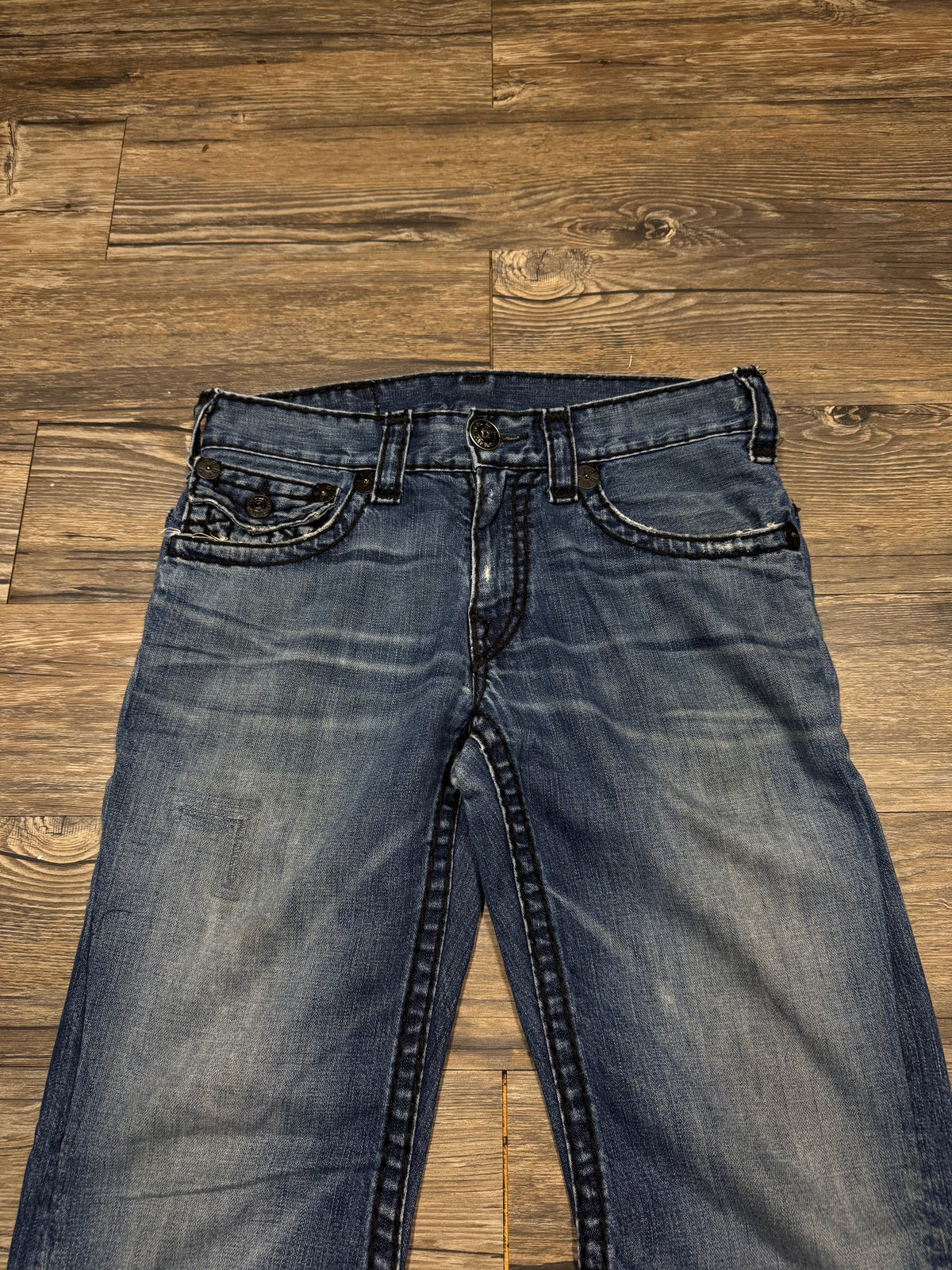 TRUE RELIGION 00’s BOOTCUT FADED & DISTRESSED BLACK STITCH JEANS (33)