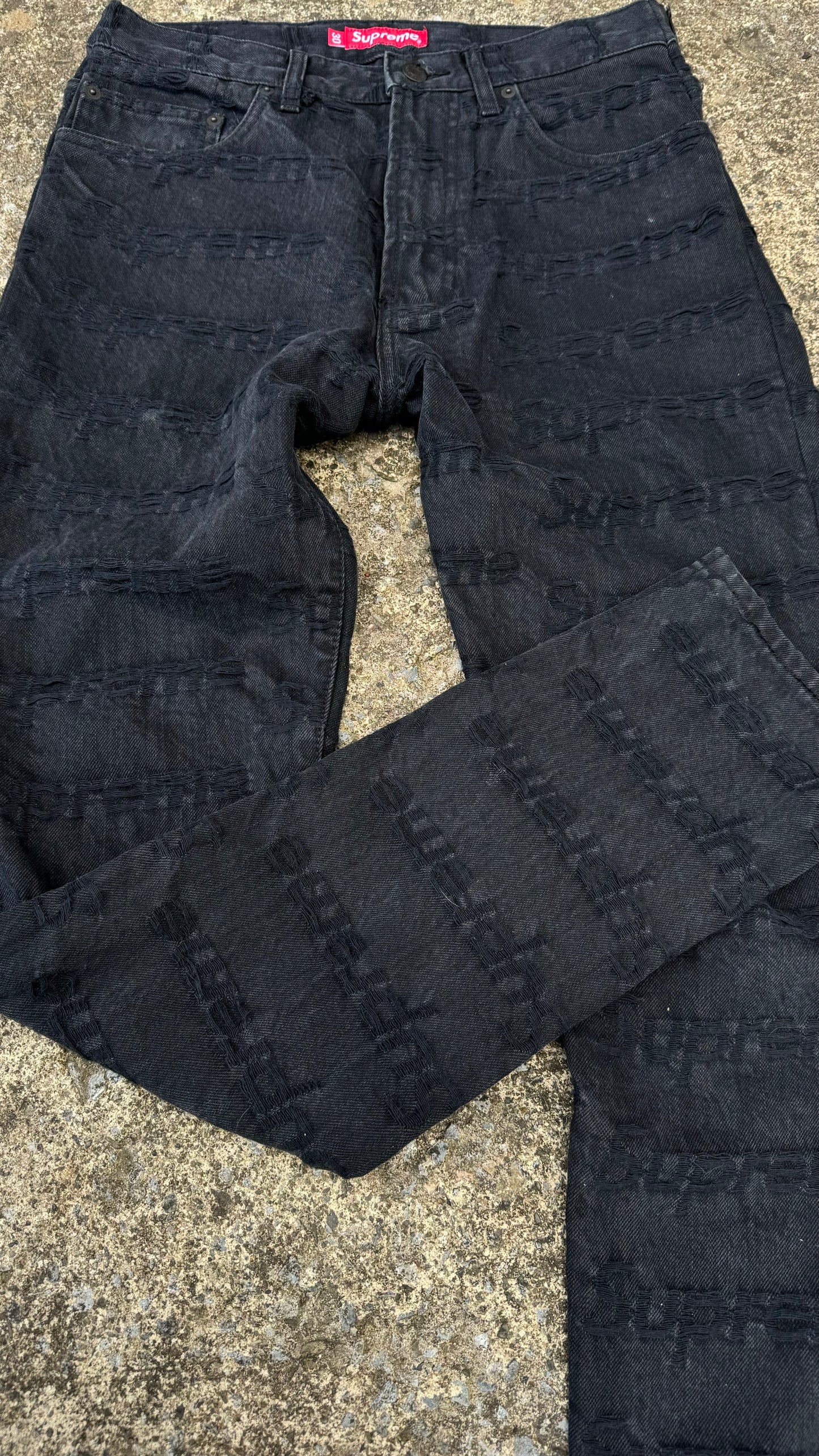 SUPREME DISTRESSED LOGO JEANS (30)